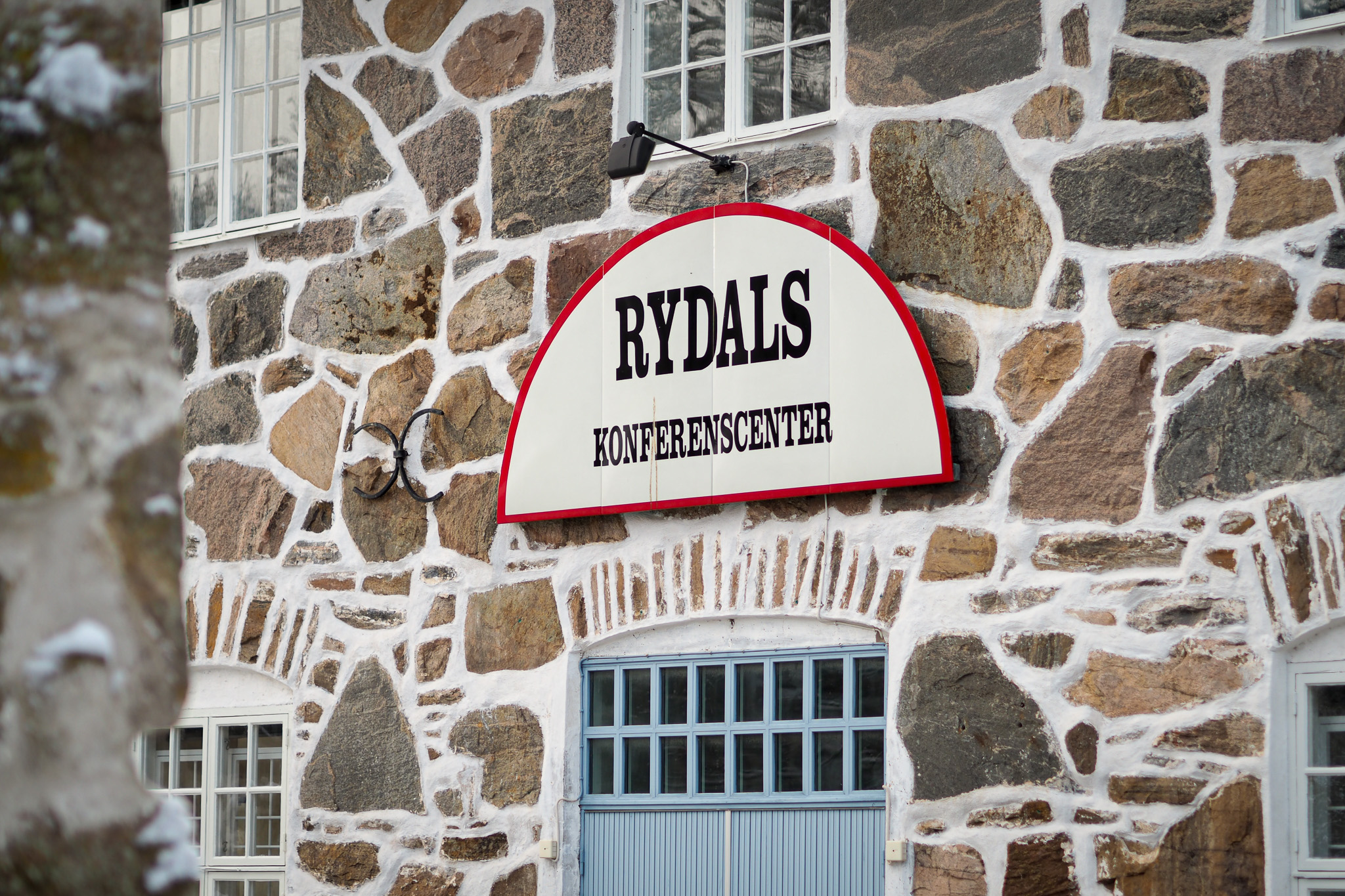 Skylt Rydals konferenscenter på vacker stenvägg