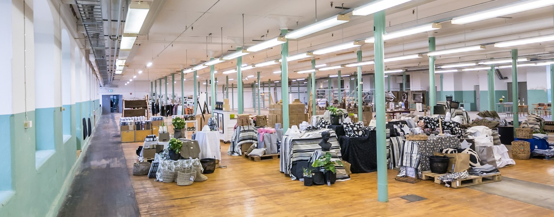 Rydals Pelarsal, vy över butikerna