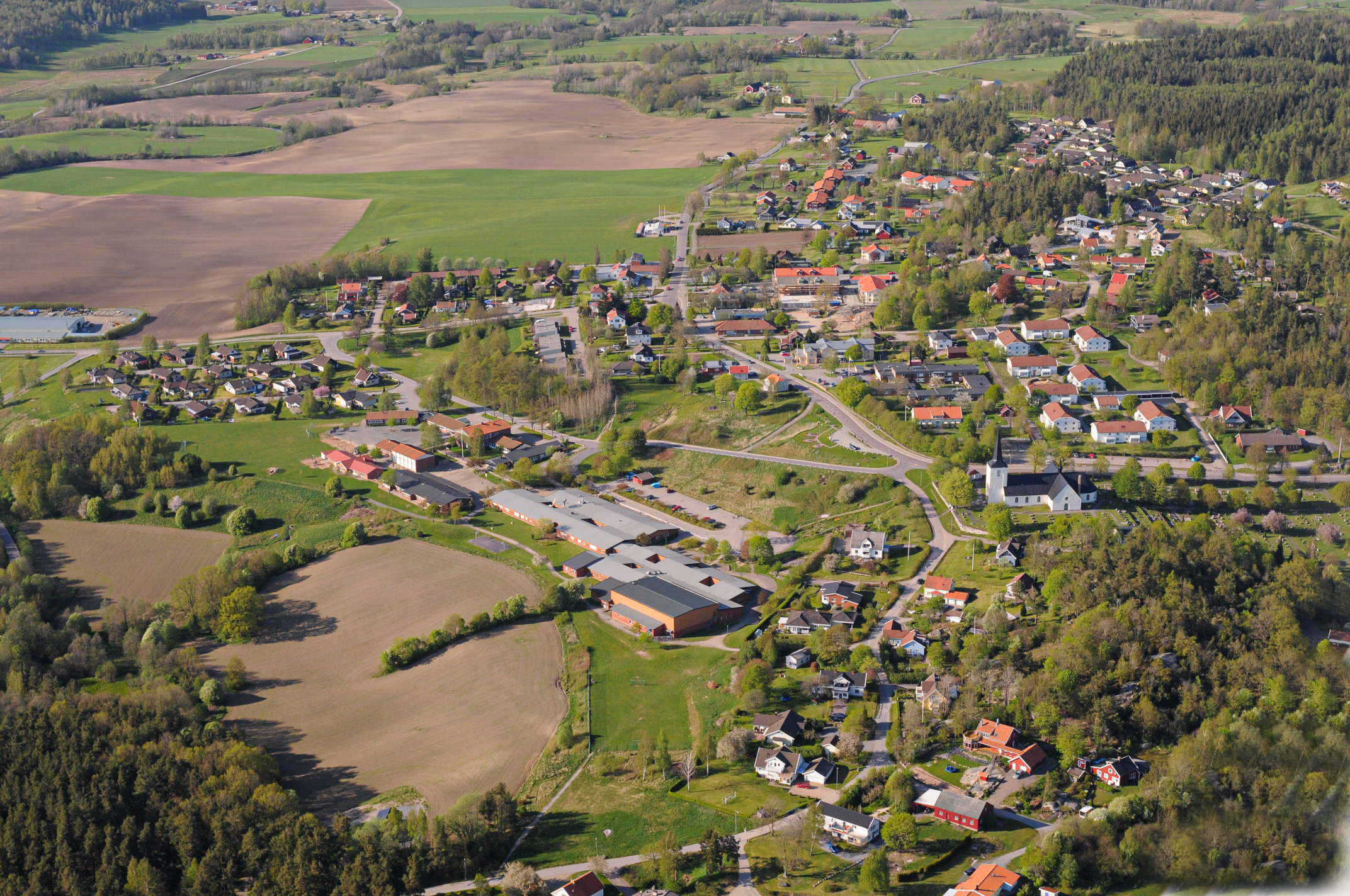 En drönarbild på ett litet samhälle.