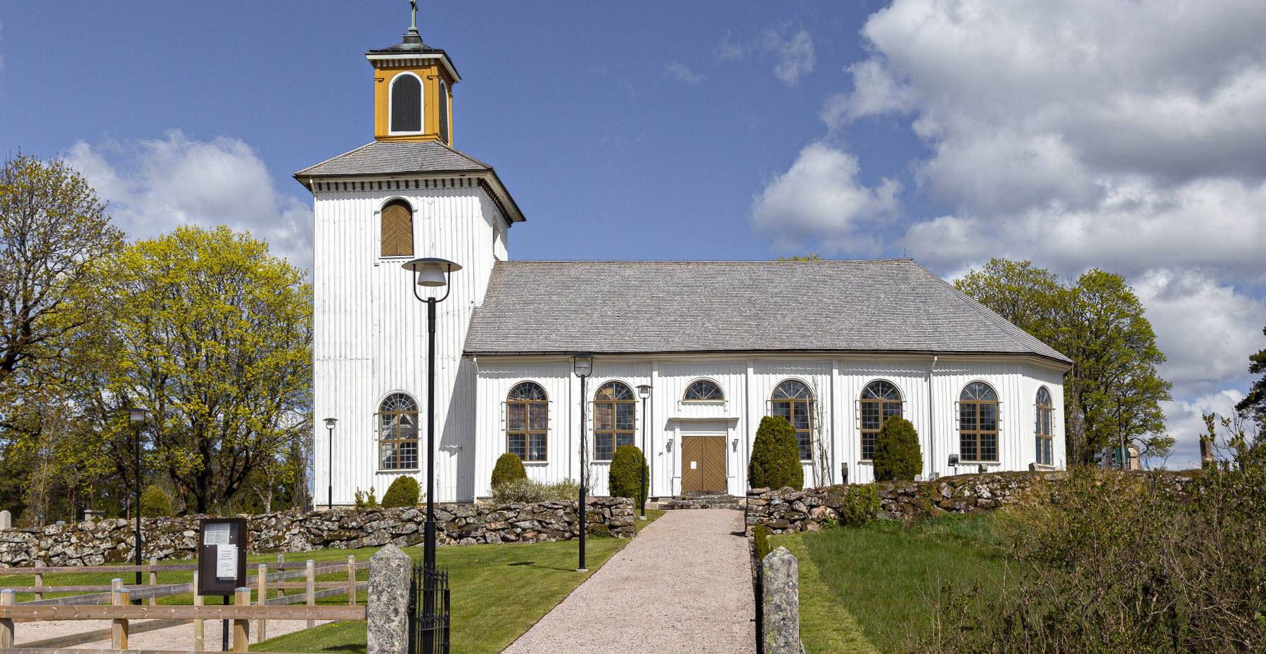 En kyrka mot en blå himmel.