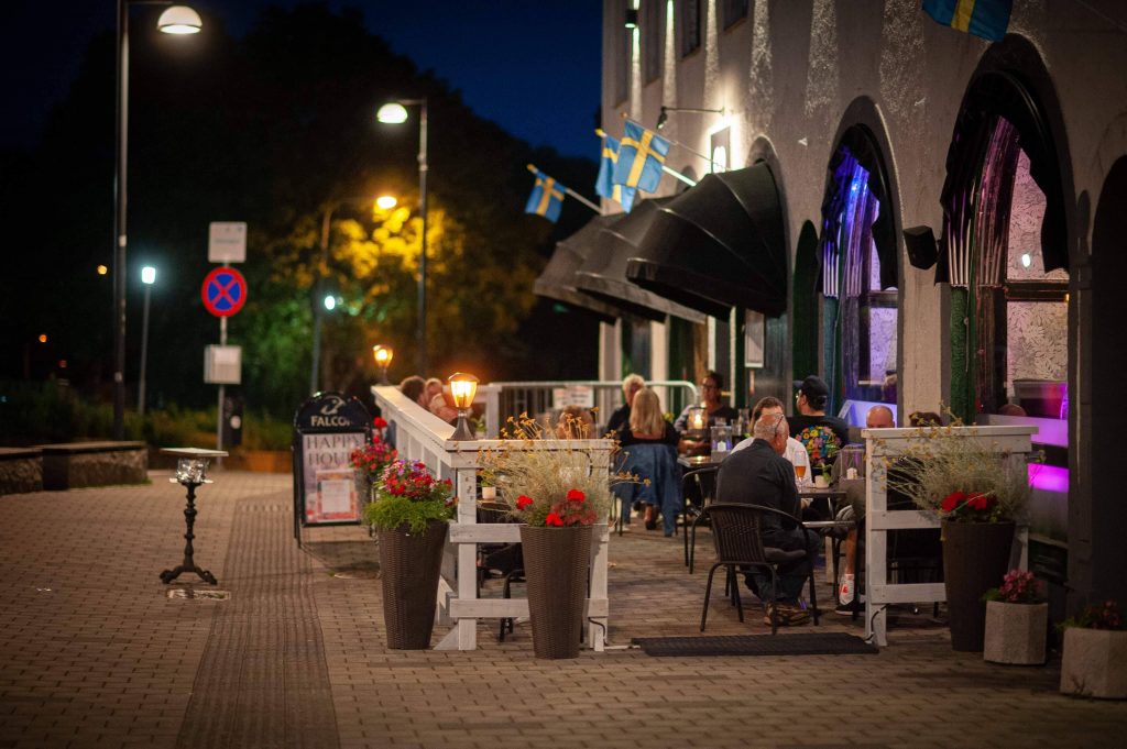 En bild tagen från gatan på en uteservering utanför en restaurang