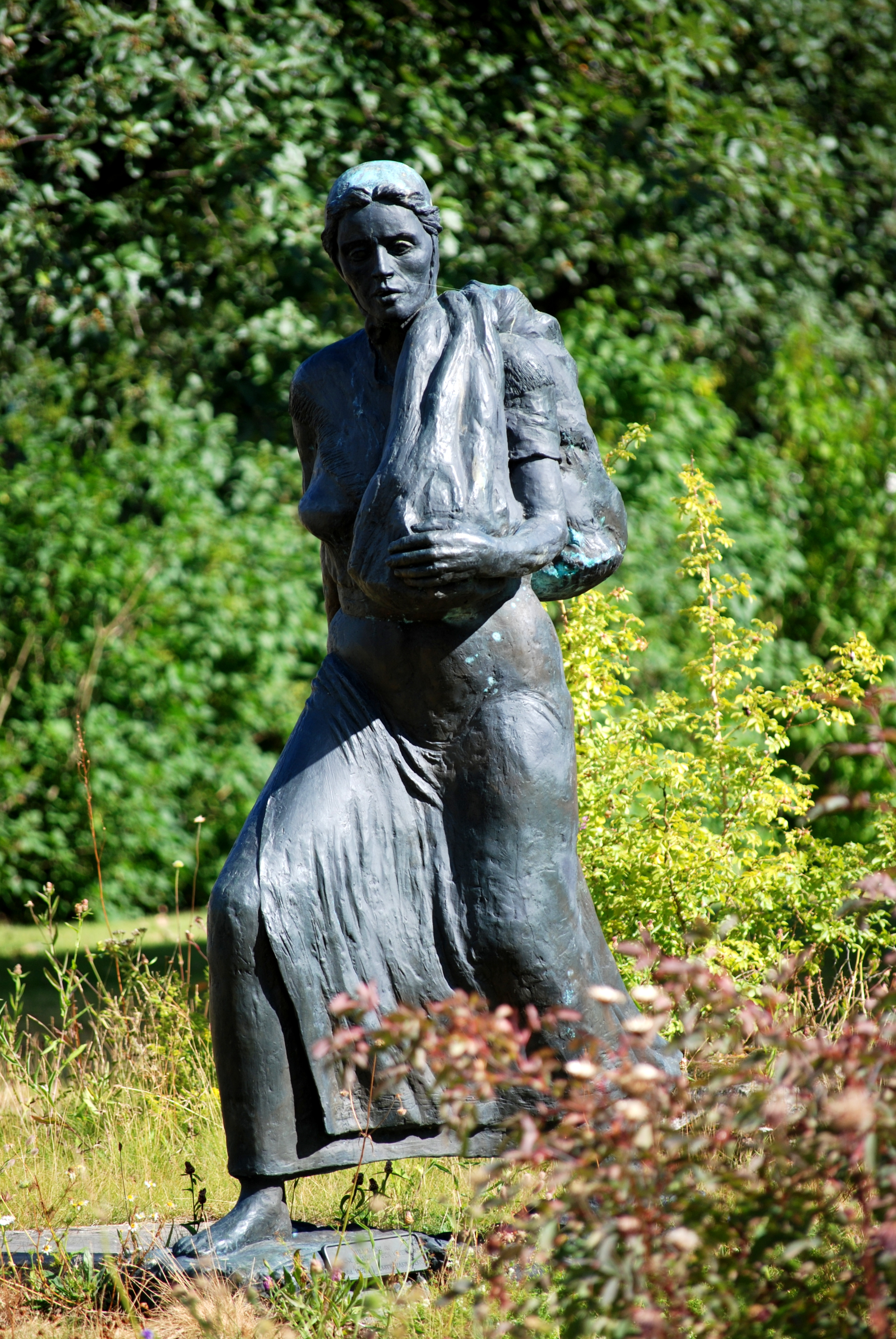 En bild på en staty i en park.