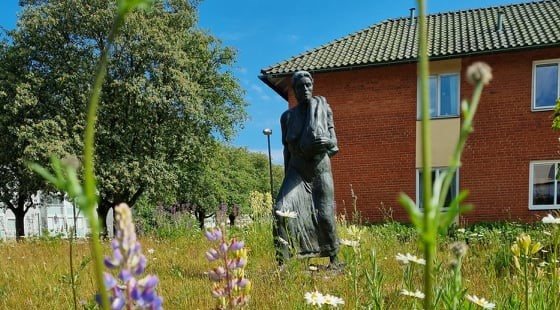 Statyn Väverskan utanför Kinna bibliotek