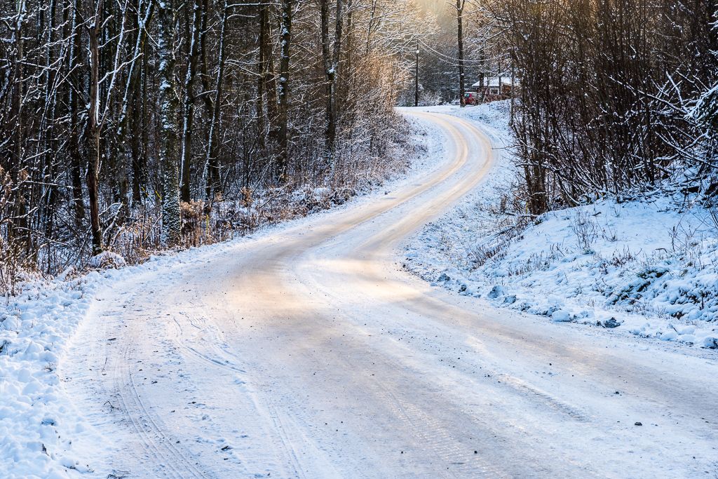 En slingrande grusväg som är täckt av snö