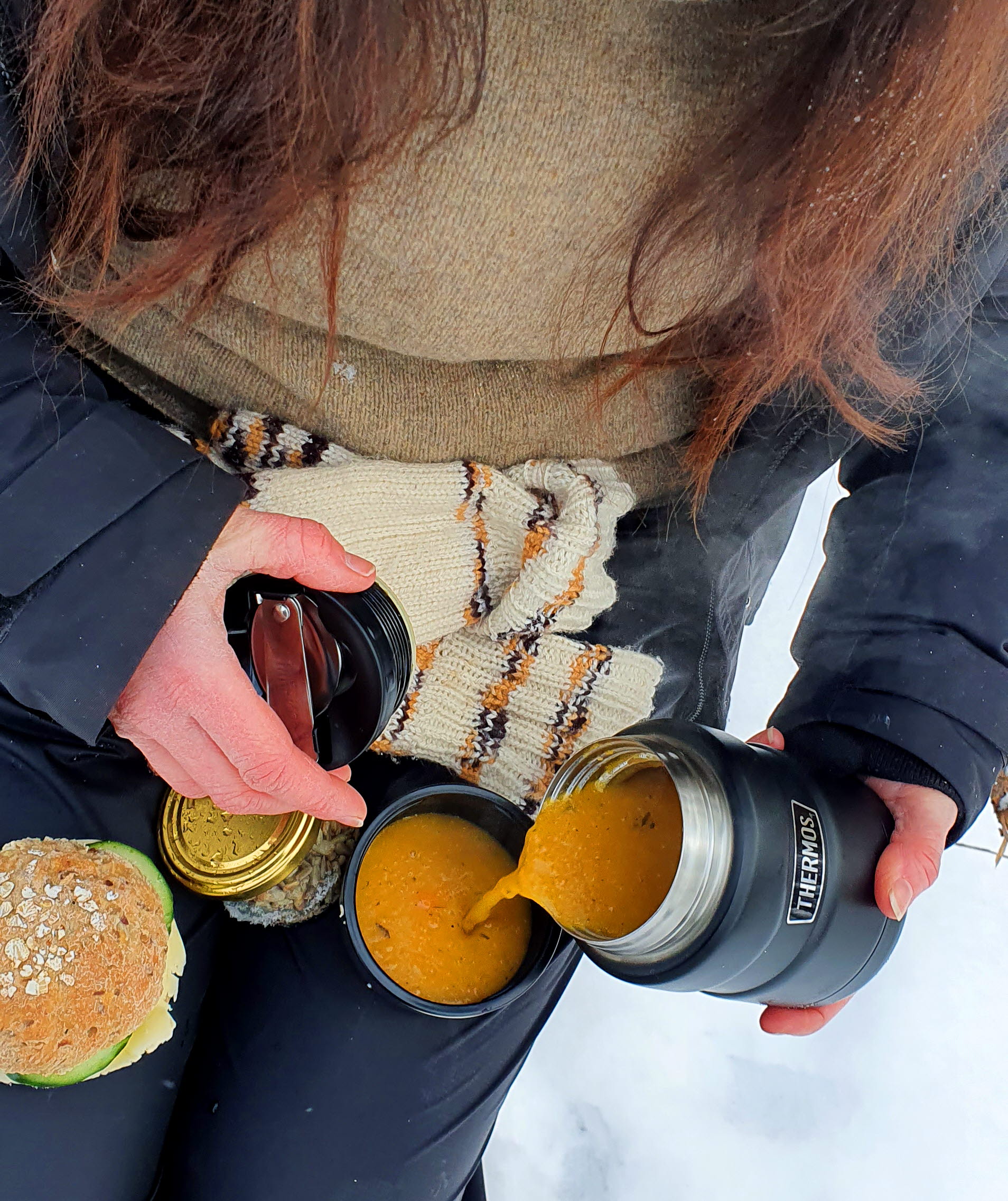 Äta Falkens Grönas lunchpaket utomhus. En fin vinter på Kroppefjäll B&B.