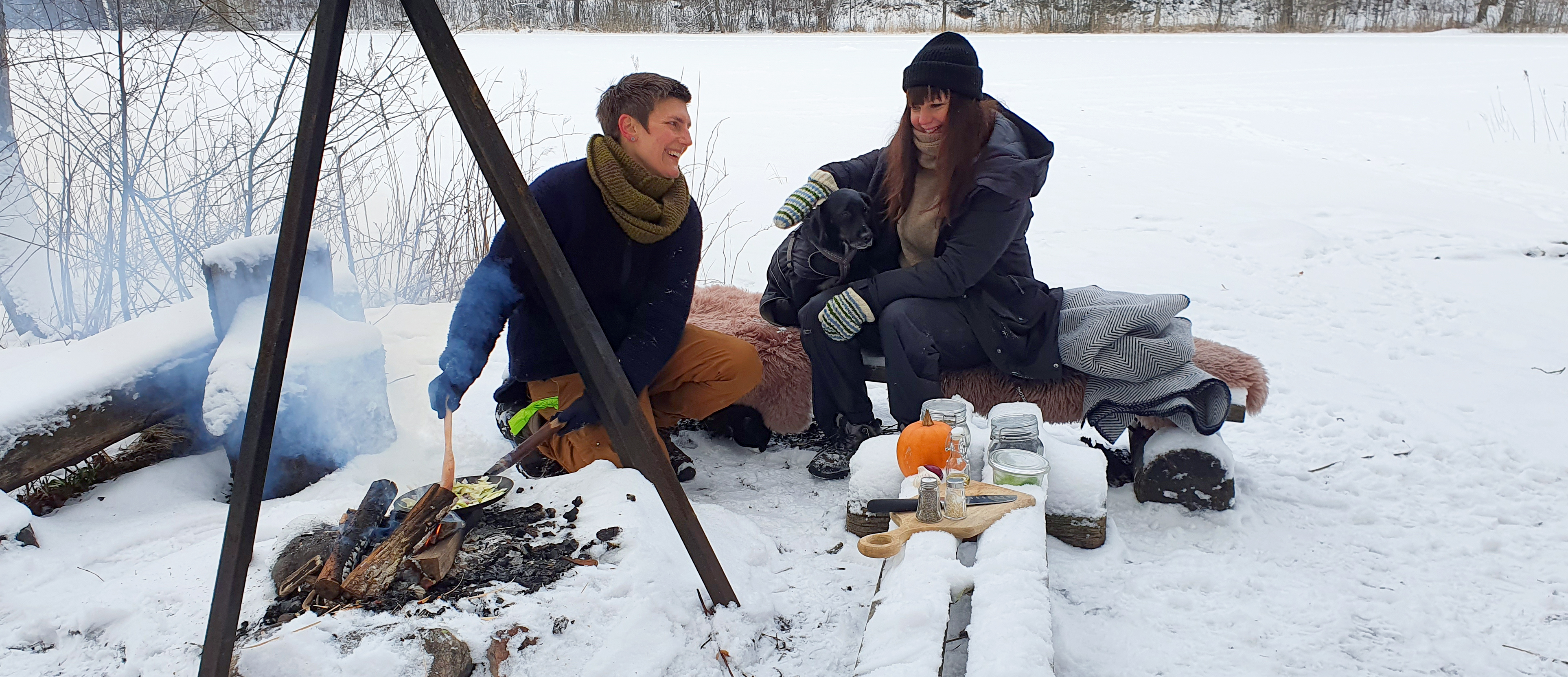 Matkoncept utomhusmatlagning under vinter på Kroppefjäll B&B. 