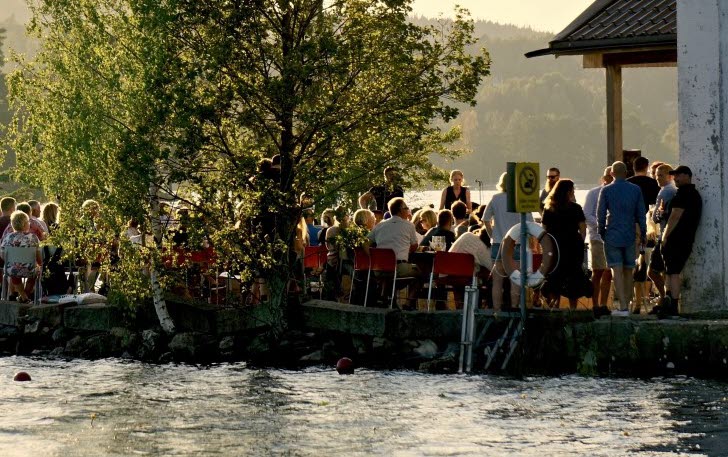 Musik på bryggan hos Upperud 9:9