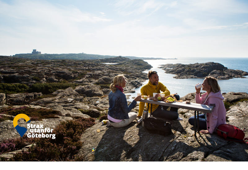 Människor på klippa vid havet