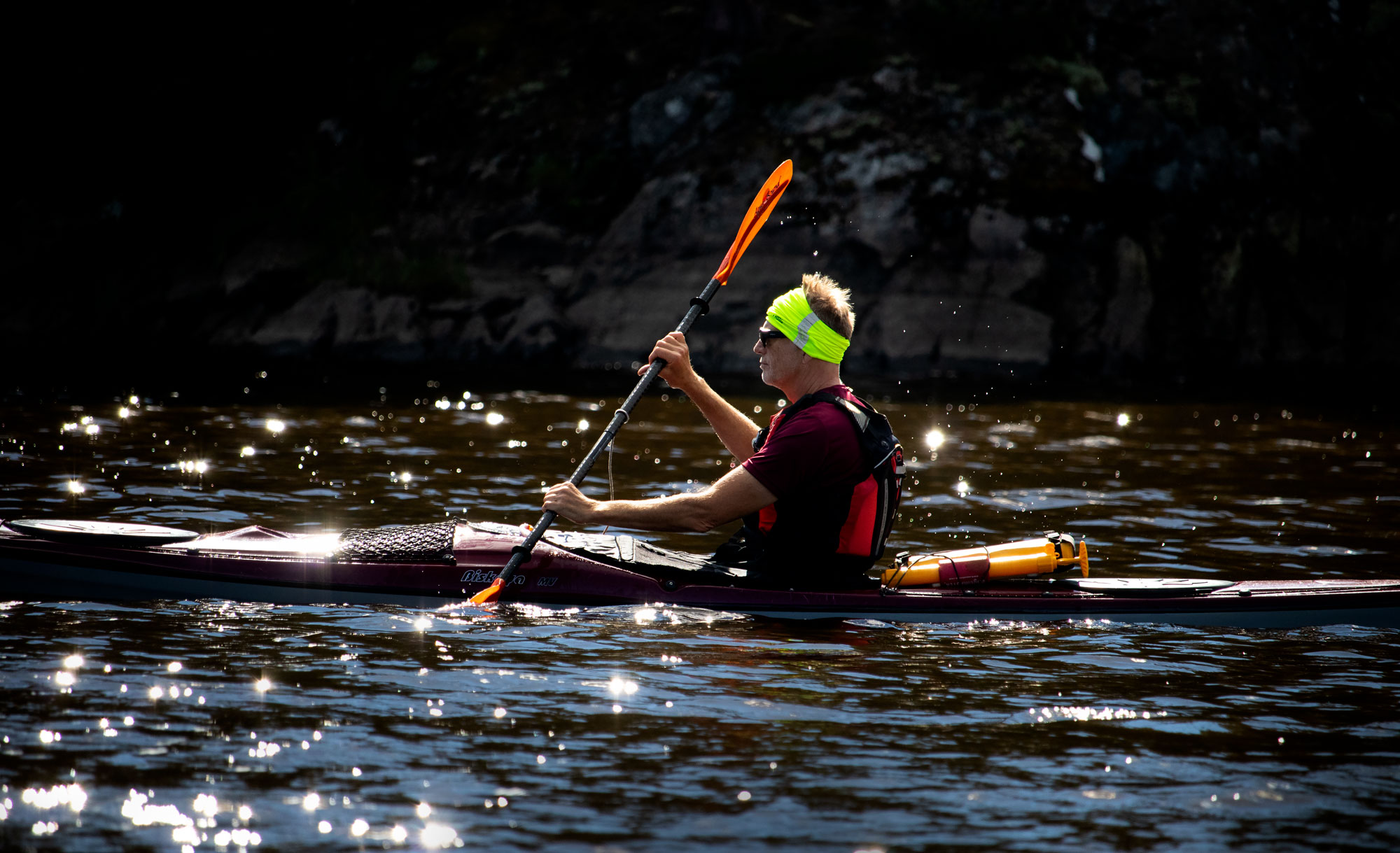 Bild på person som paddlar kajak.