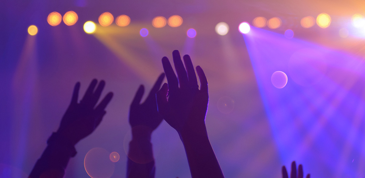 Händer i luften under en konsert