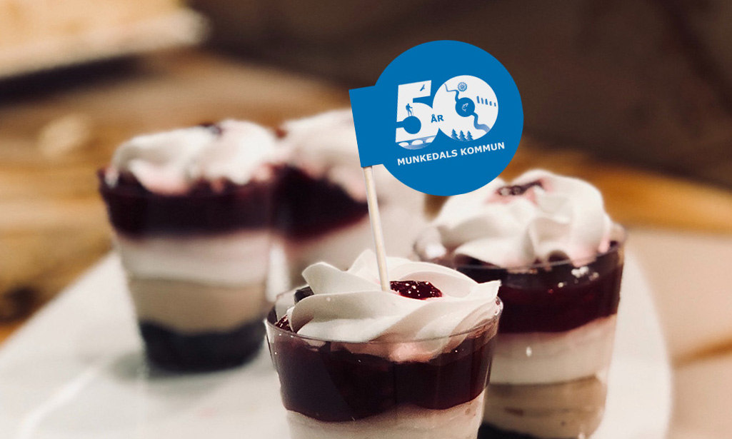 Liten jubileumsflagga nedstucken i en dessert