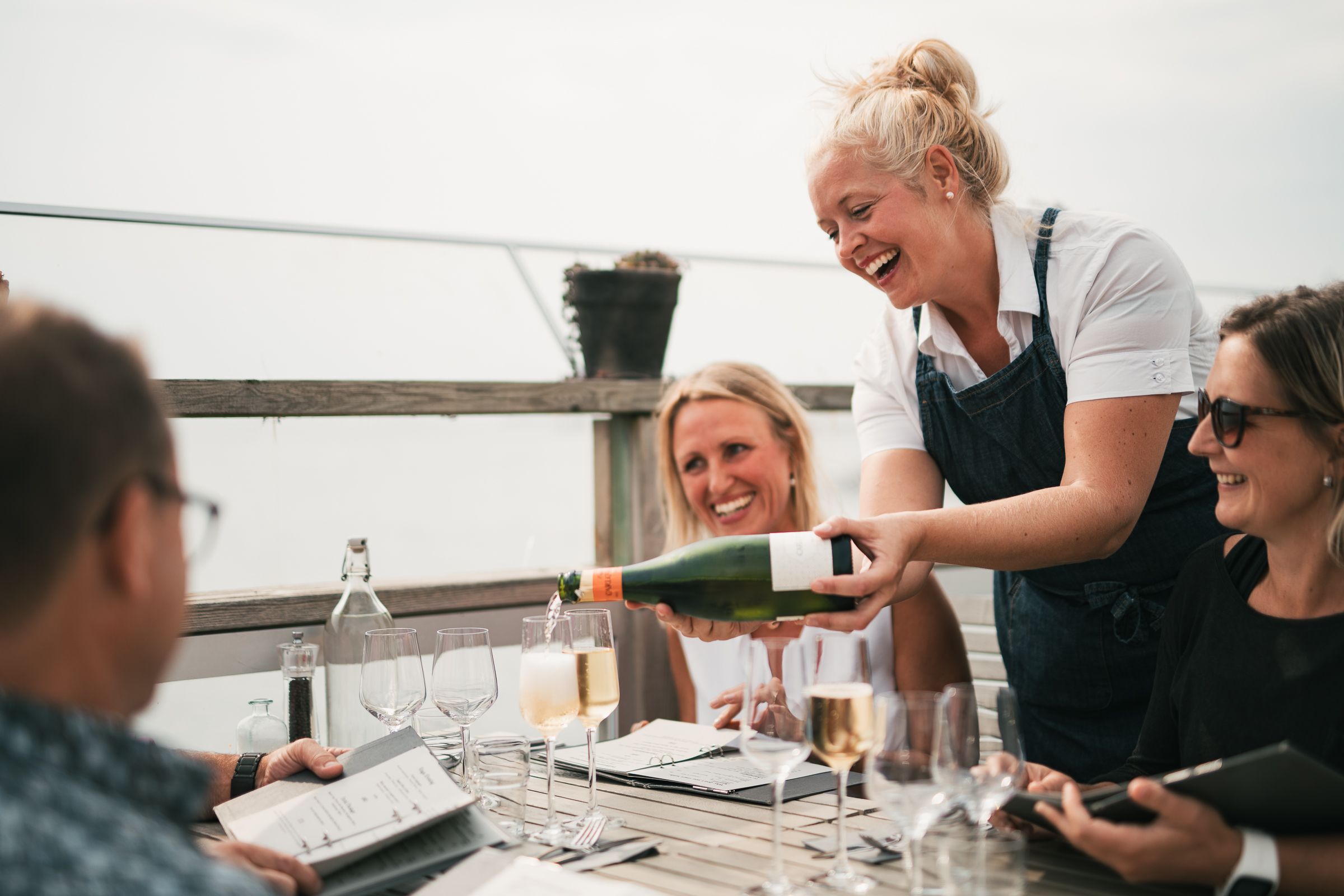 Tullhuset är restaurangen på havet, med utsikt mot Vinga Fyr.