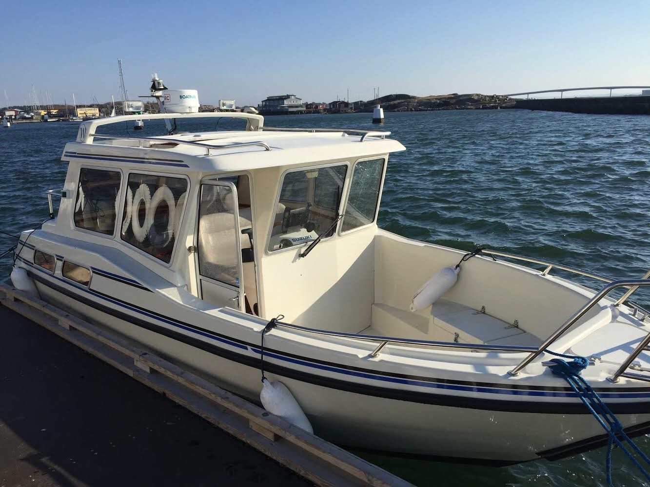 Björkö sjötaxi ligger vid kaj och kör persontransporter mellan öckeröarna och Torslanda.