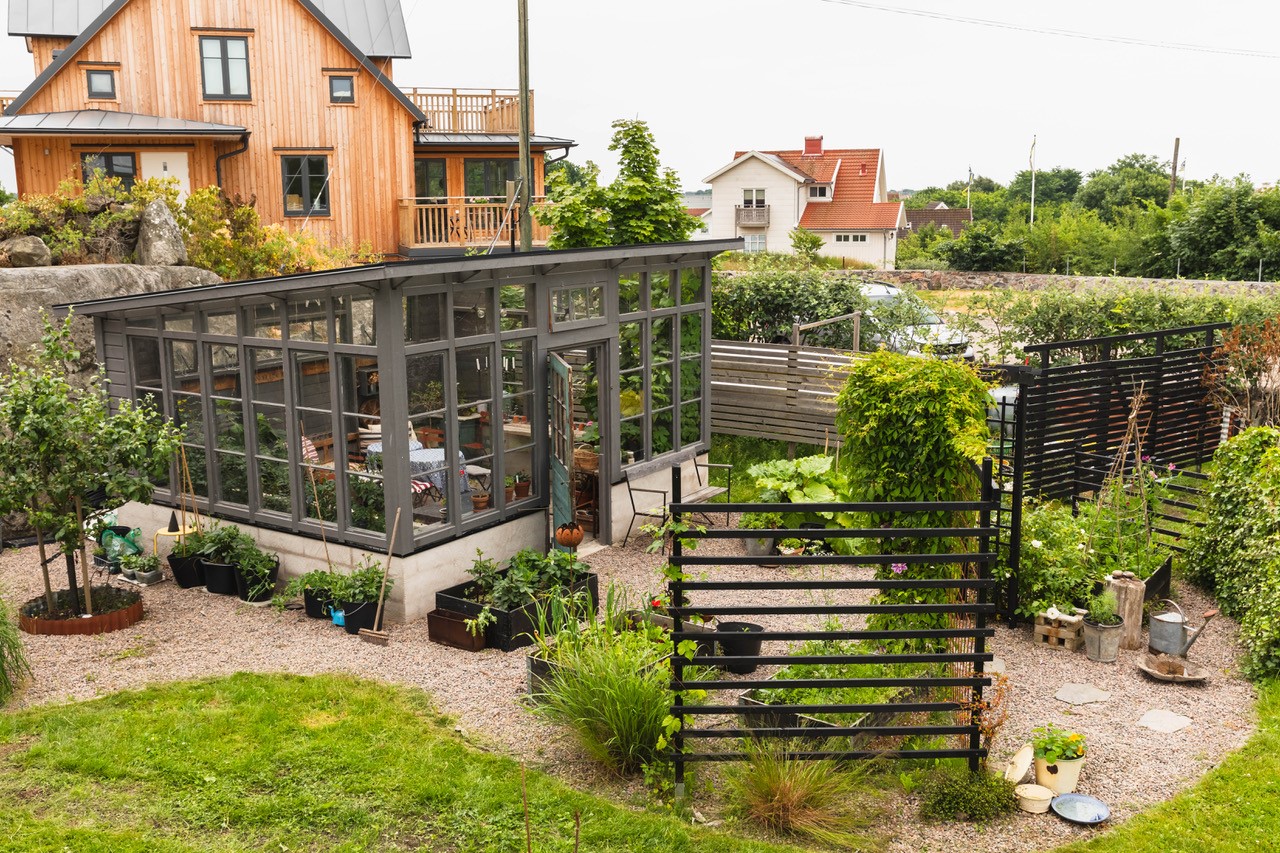 The garden at Bed and Bike Hostel at Öckerö island