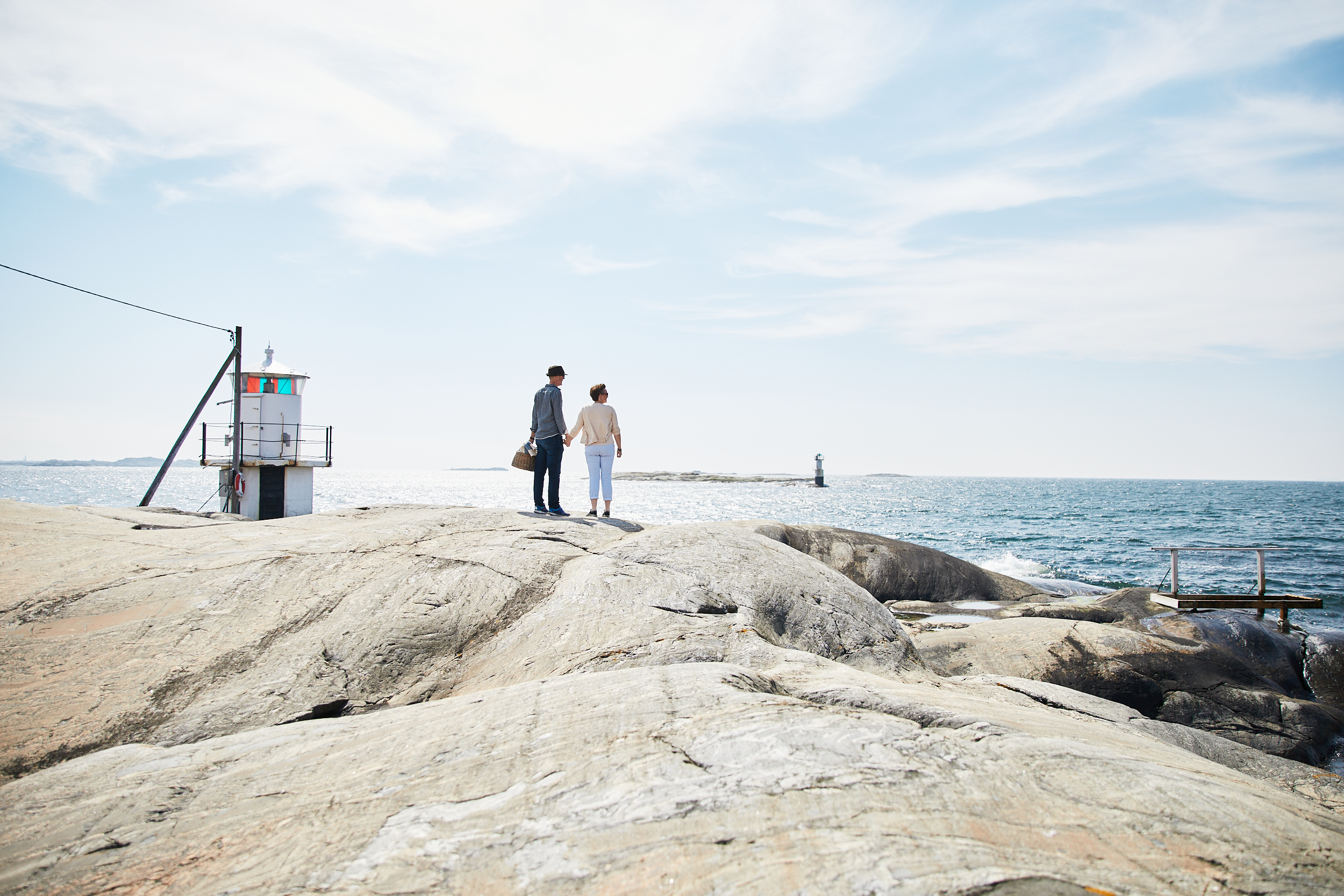 Par med picknick korg vid Hönö Klåva fyren