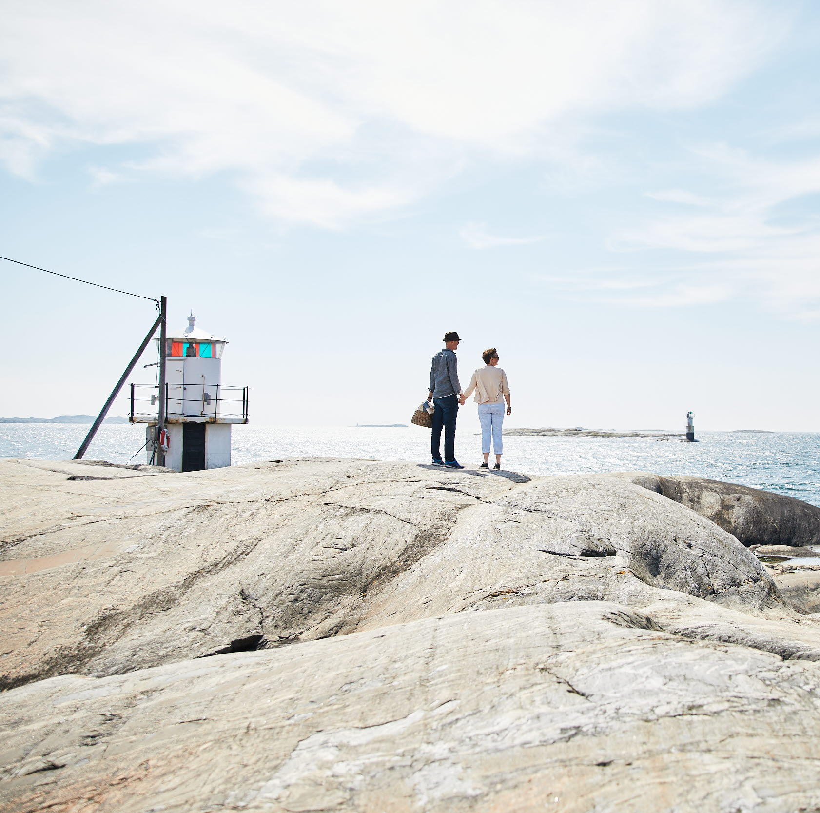 Par med picknick korg vid Hönö Klåva fyren