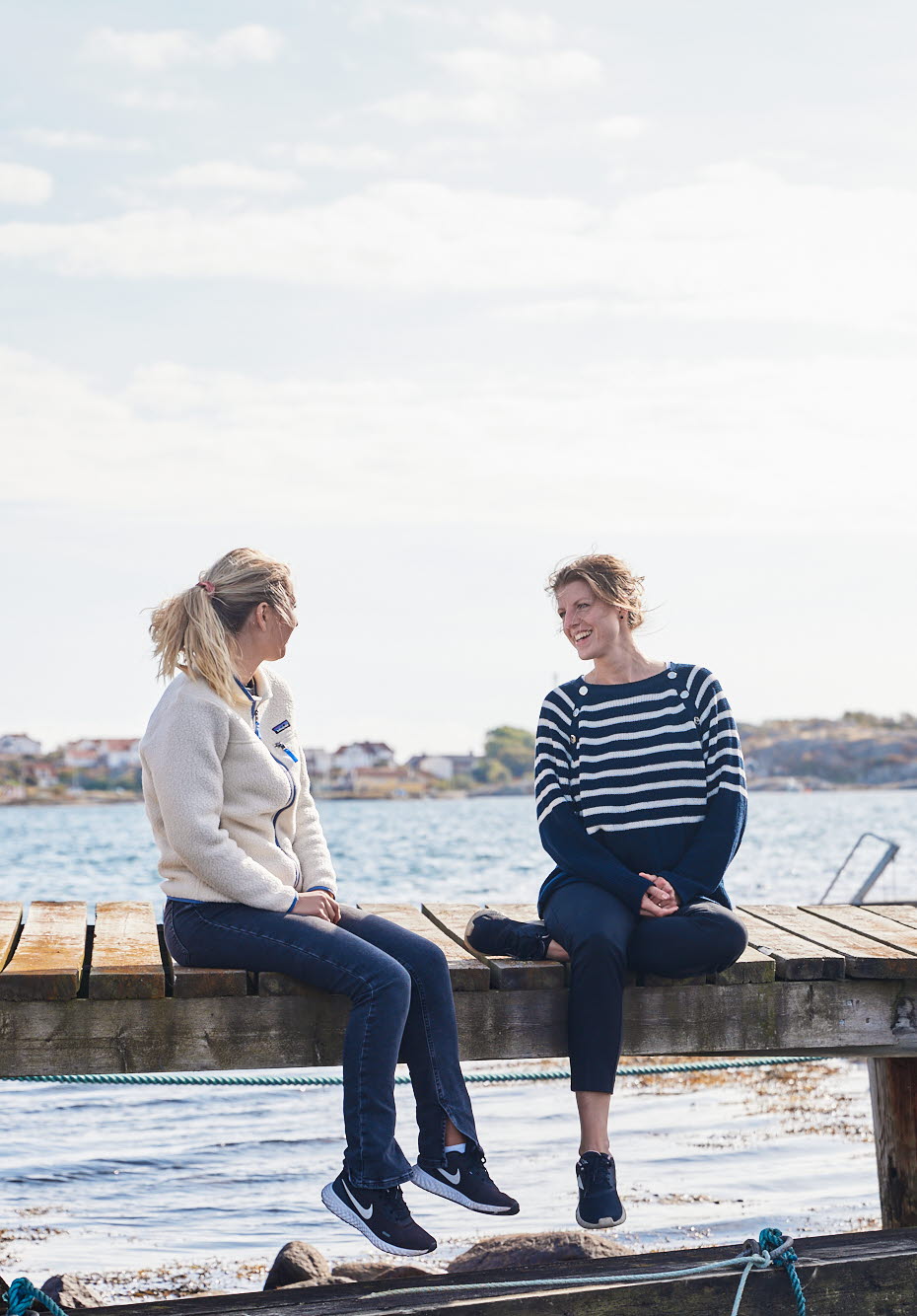 Två tjejer på bryggan