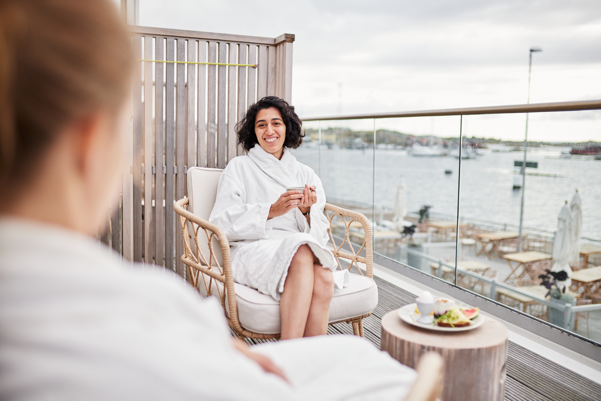 Skärgårdshotellet Hönö 
Två tjejer myser i badrockar på hotellets balkong