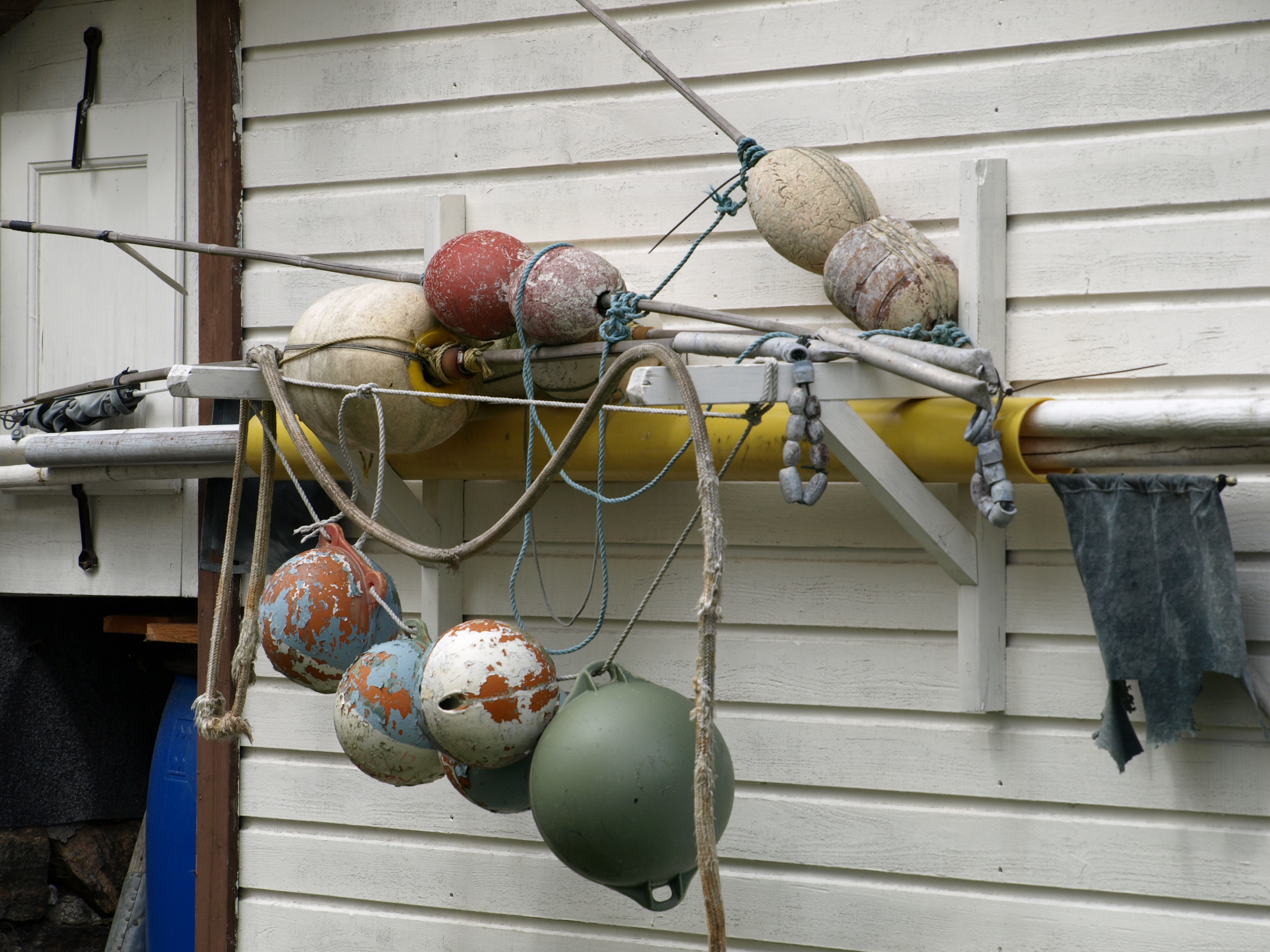 Fiskeutrustning, väle mot vägg