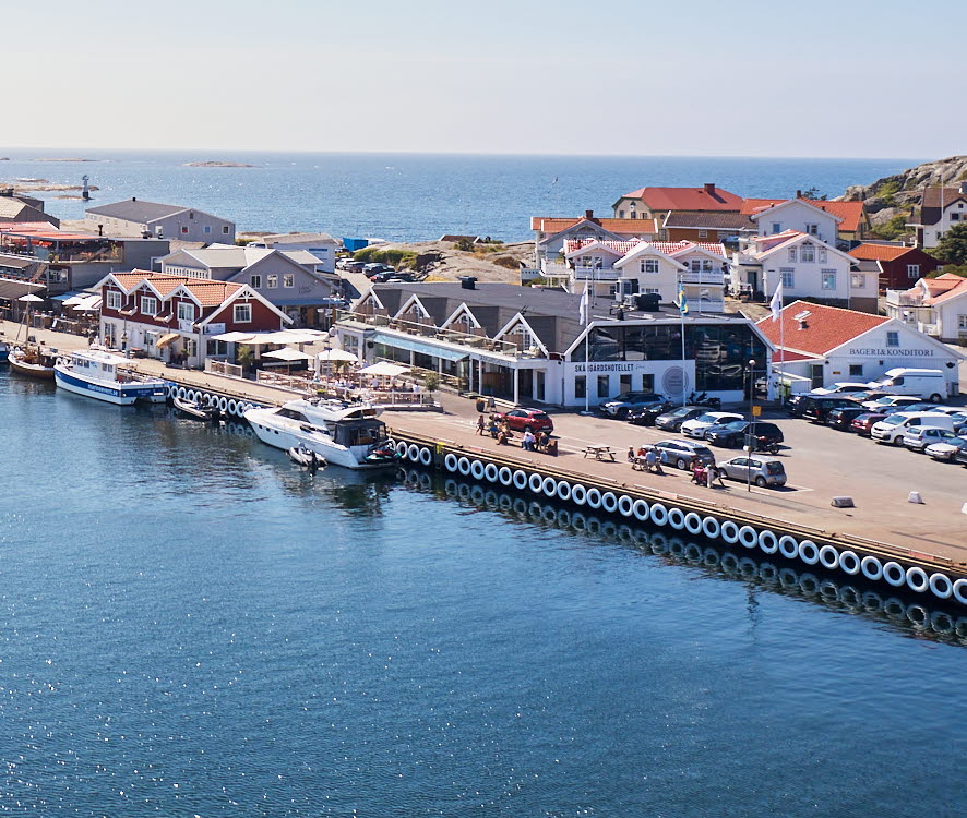 En vybild över Hönö klåva hamn från Tullhuset till Skärgårdshotellet