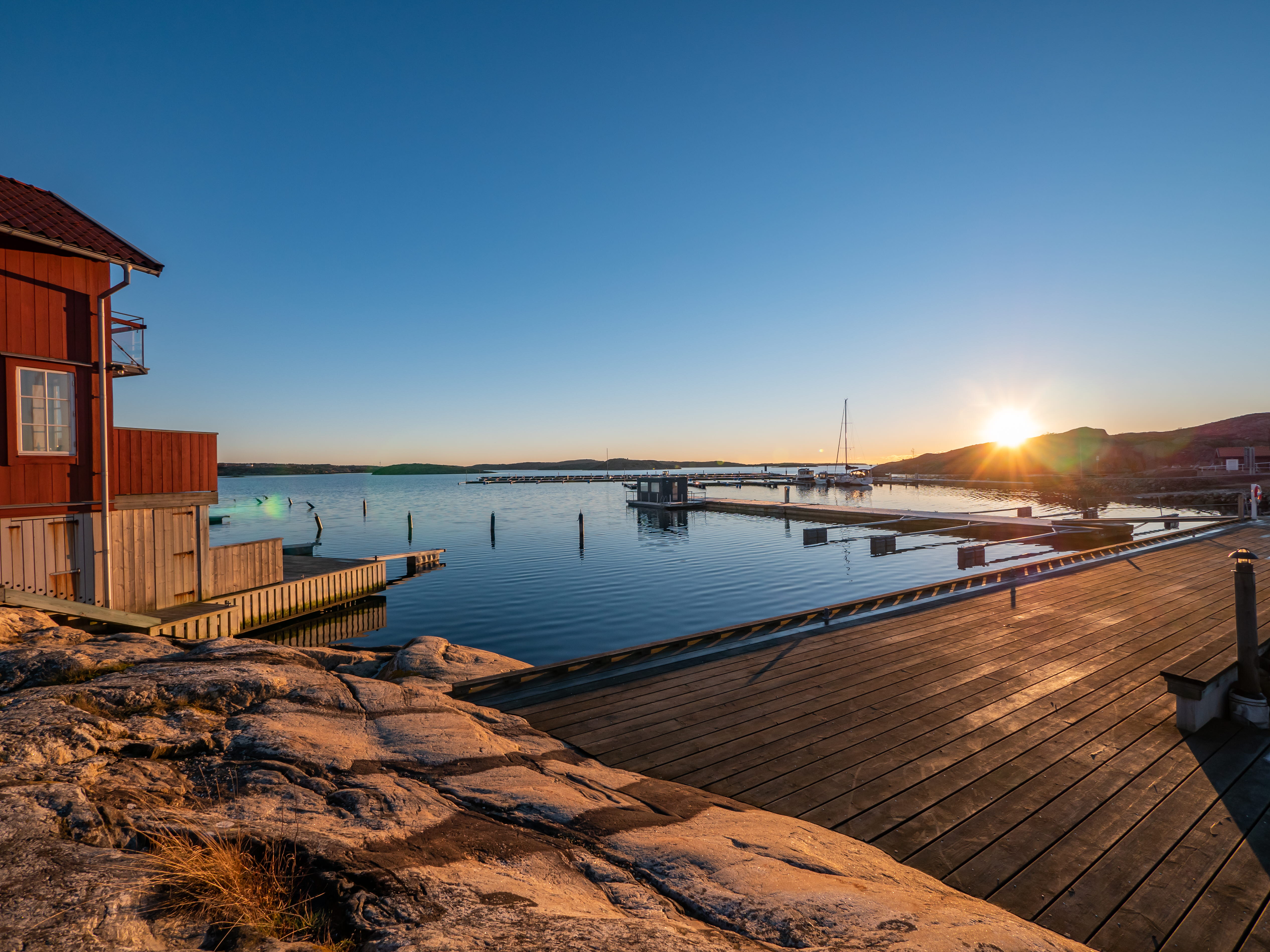 Vinterkväll vid Hotell Strana. Havsbastun ligger vid bryggan. Kallbad 
