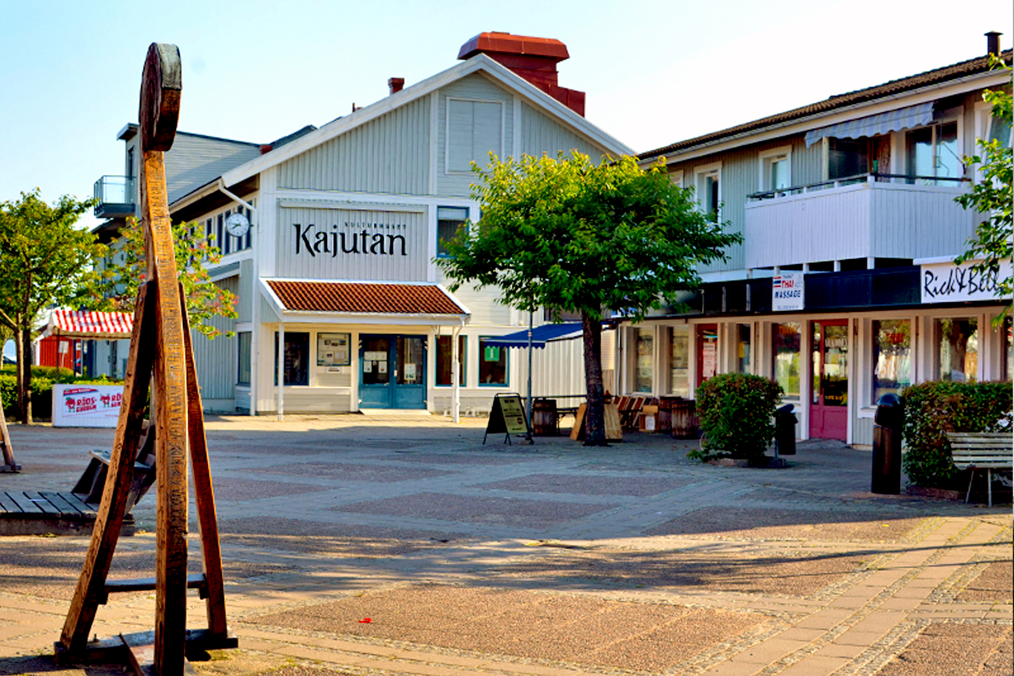 Henån och Kajutan med turistinformation