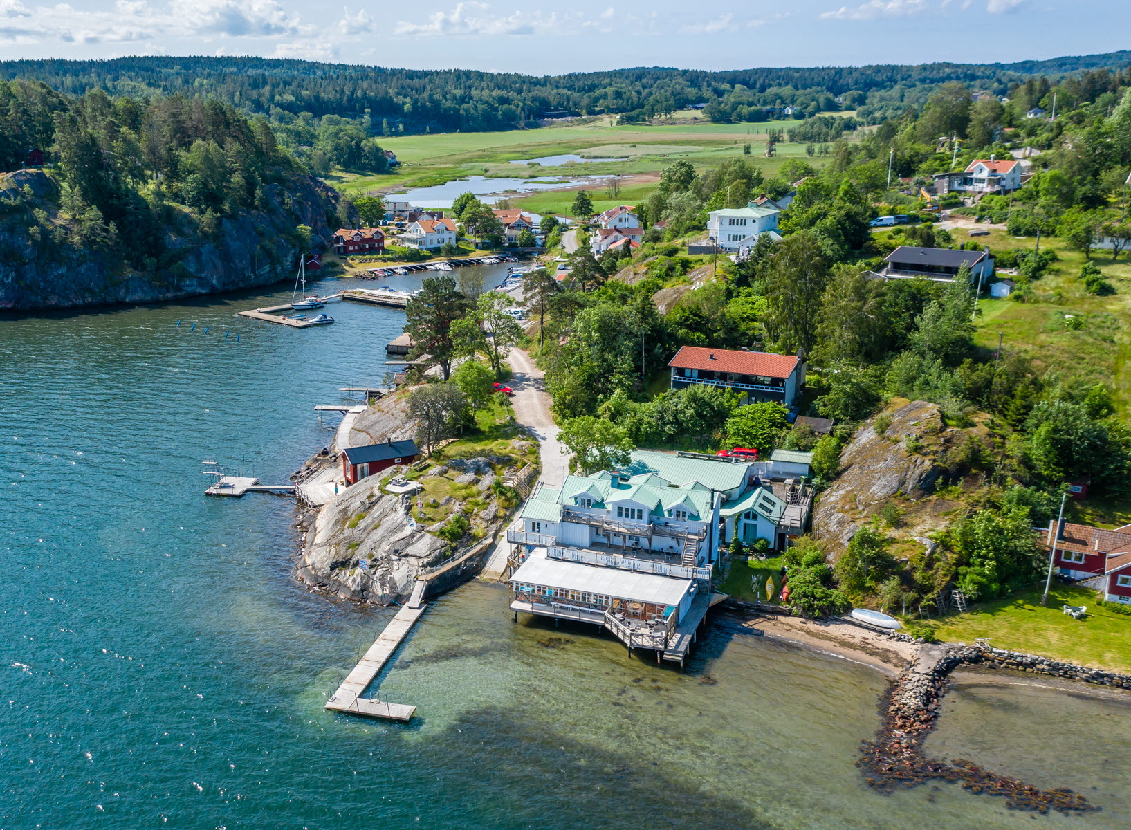 Vy över Slussens Pensionat och Slussen på Orust