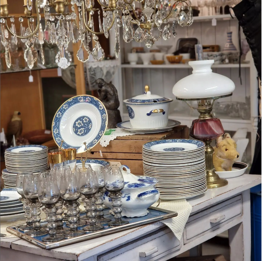 Ljungagårdens Allehands, bilden visar porslin och glas till salu i butiken