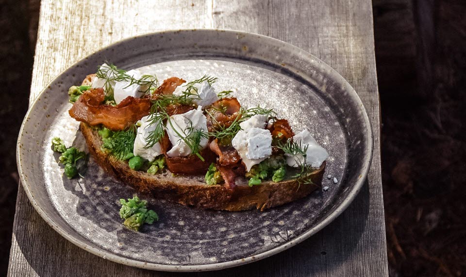 En surdegssmörgås på ett plåtfat.