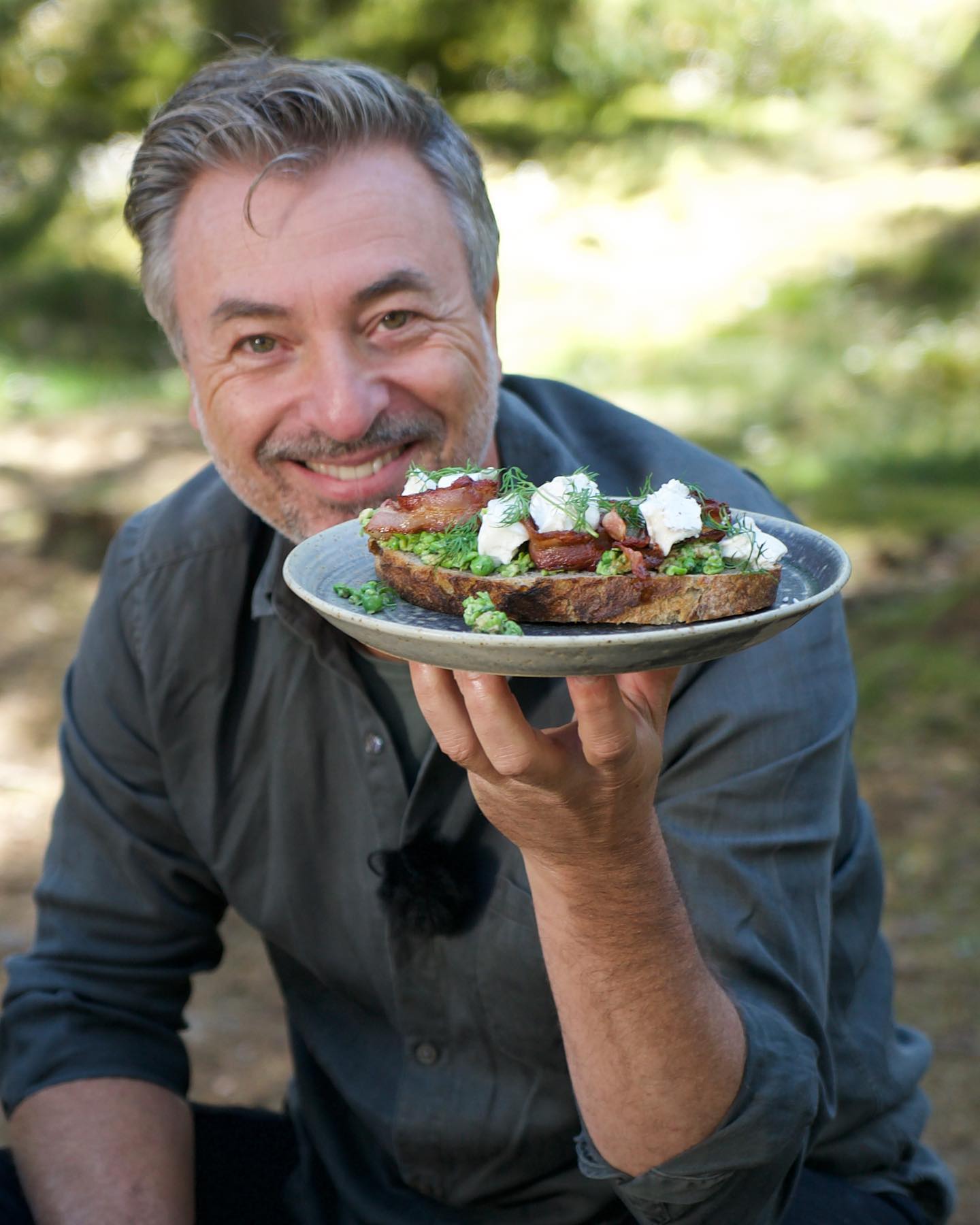 Kocken Tareq Taylor med macka hos Erikson cottage.