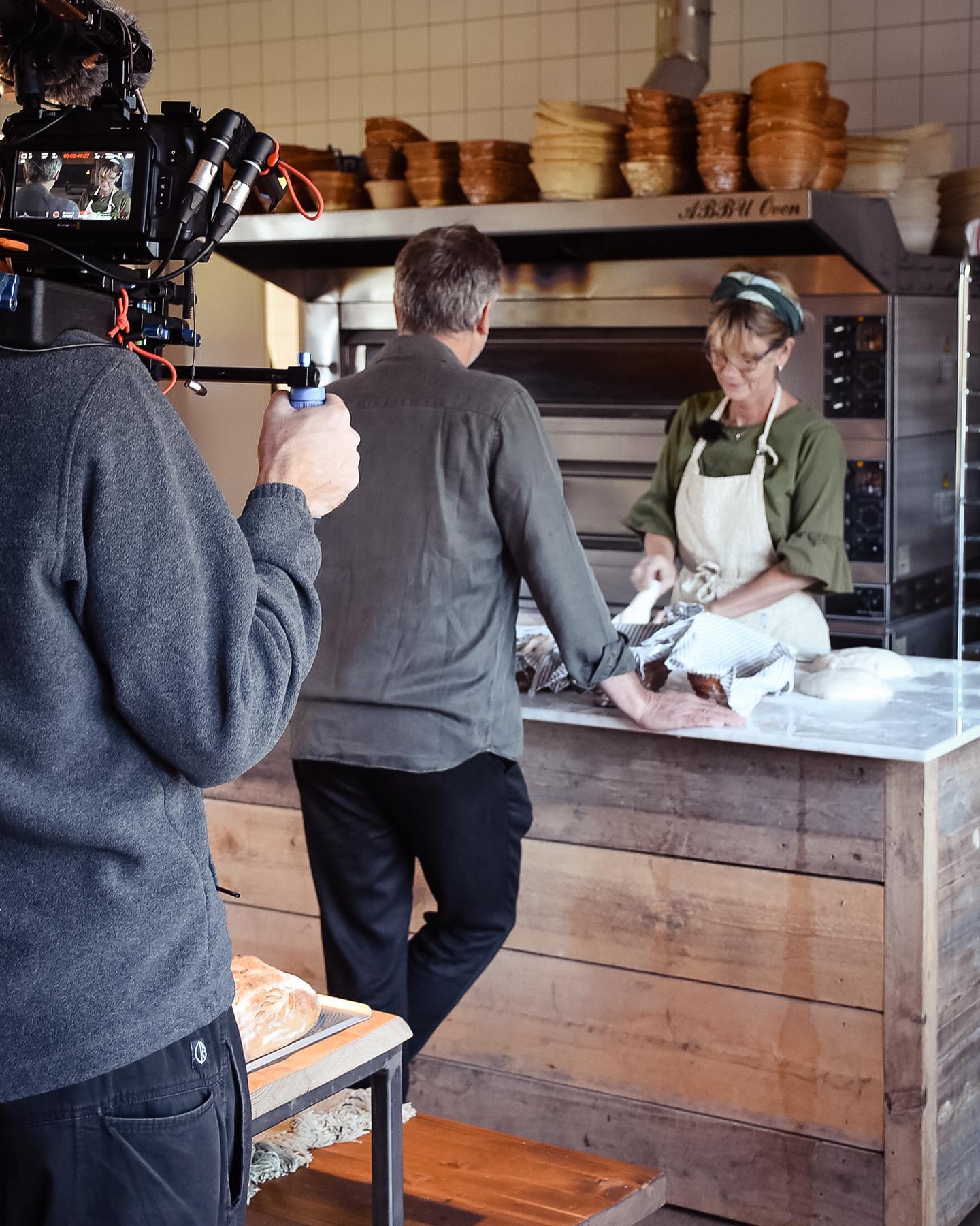 Kocken Tareq Taylor i bageriet hos Erikson Cottage.