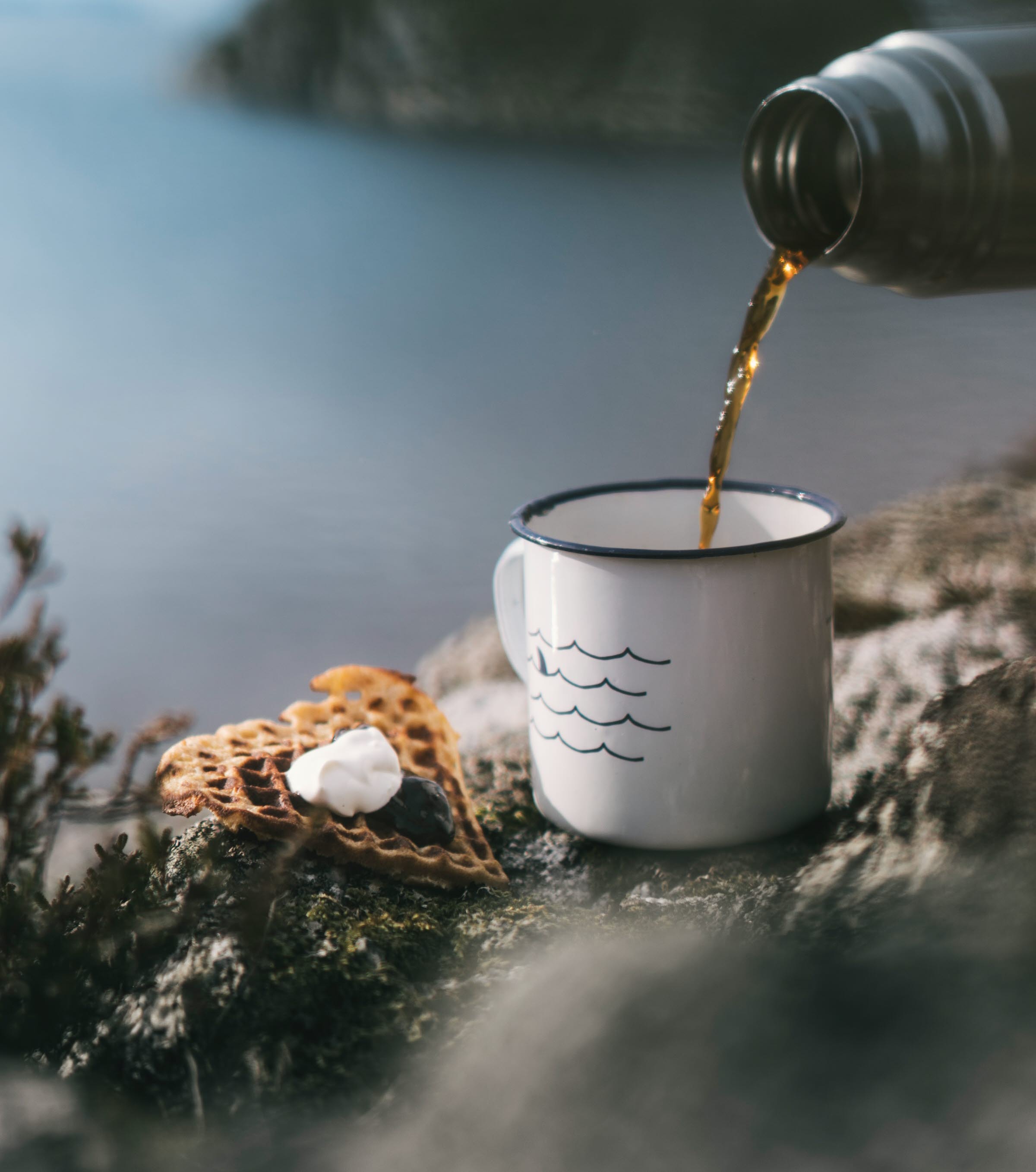 Kaffe i mugg från termos med utsikt