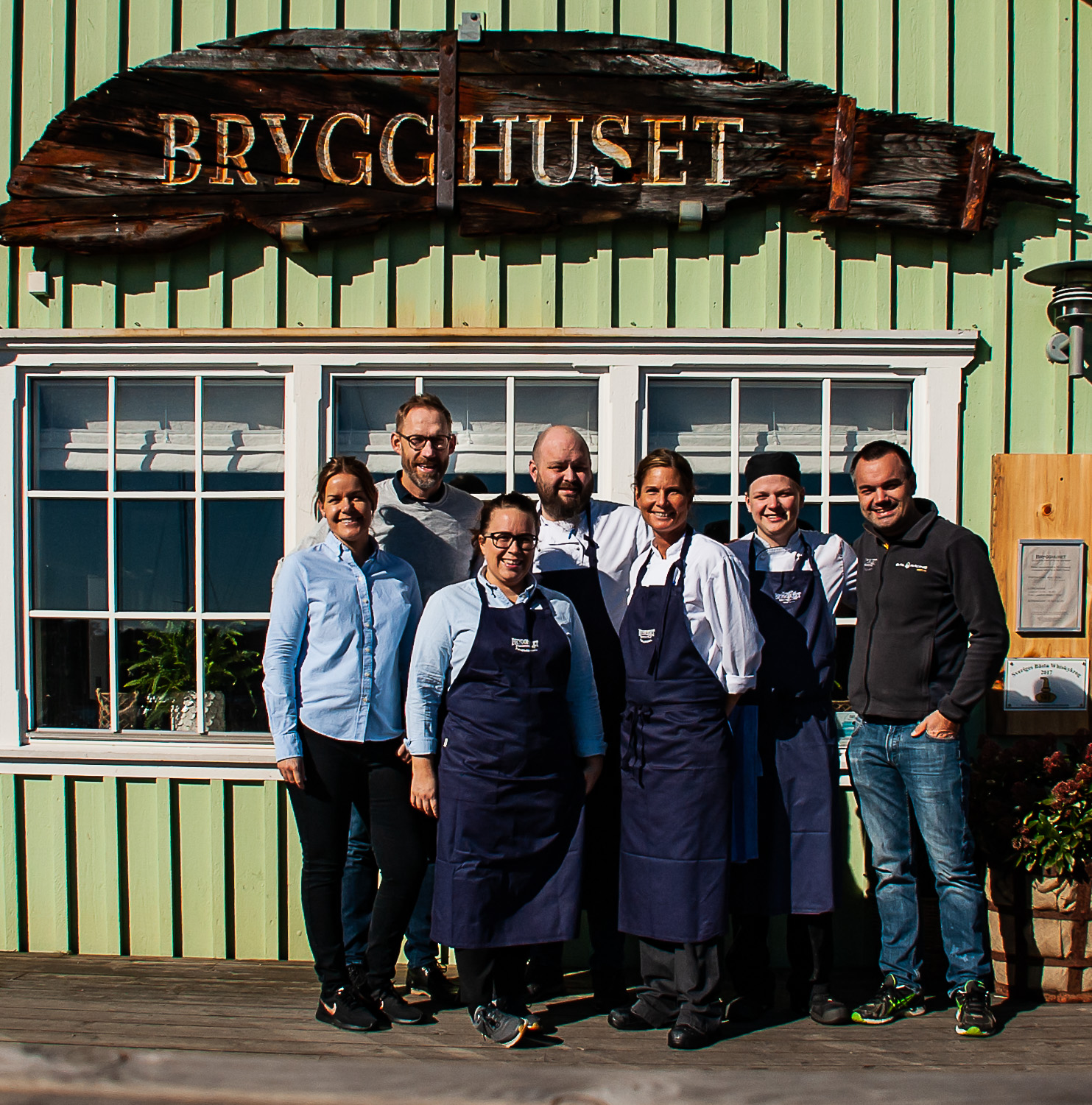 Restaurang Brygghuset i Fiskebäckskil på Skaftö. Brygghusets personal fr v Emma Patriksson, Reine Patriksson, Elin Thyni, Niklas Örjestolth ;-)  Öjestedt, Alexandra Jarnedal, Rasmus Hidstrand och Jonas Svensson.
