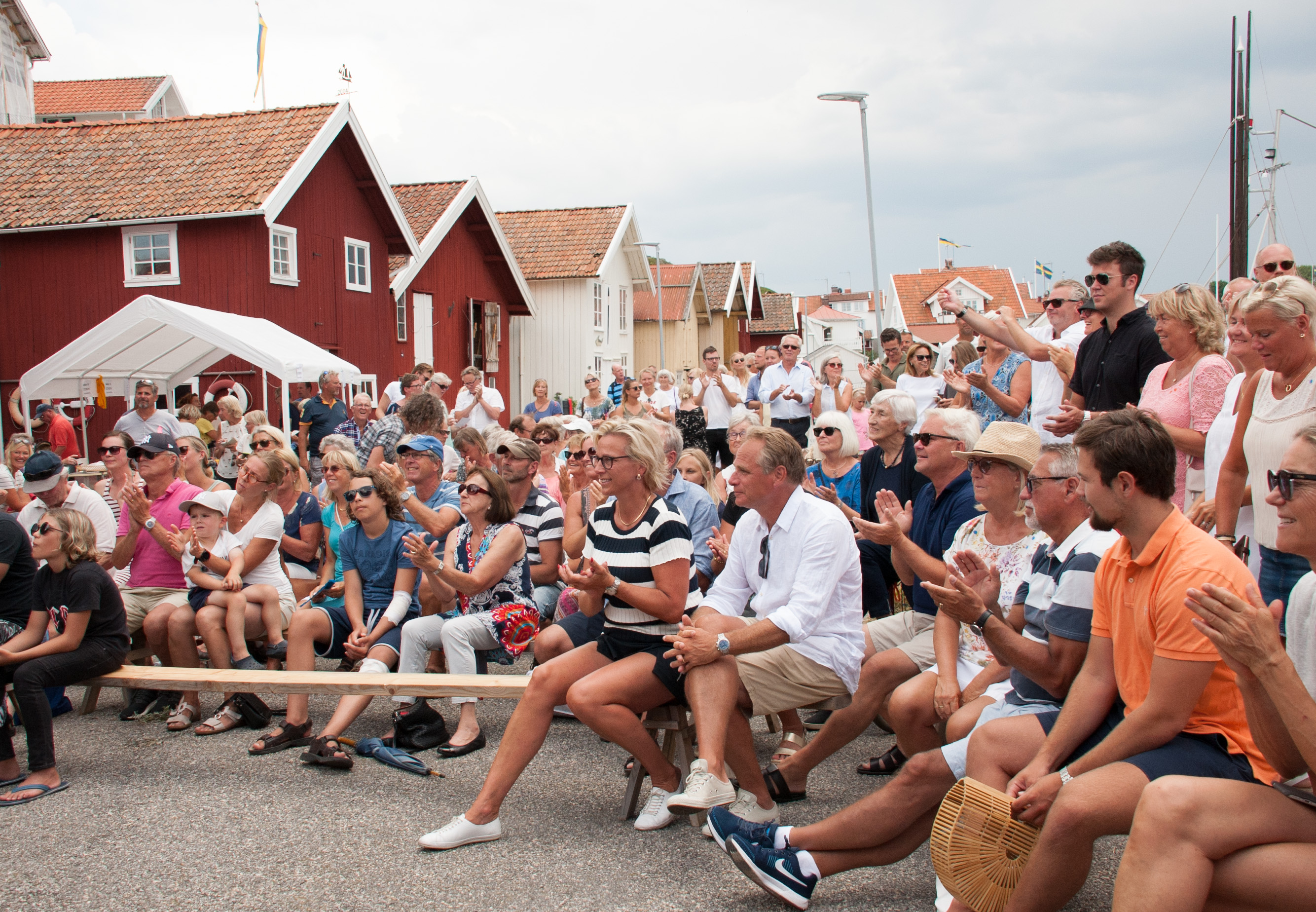 Publik på Västra kajen i Grundsund under Kanalfesten 2018.