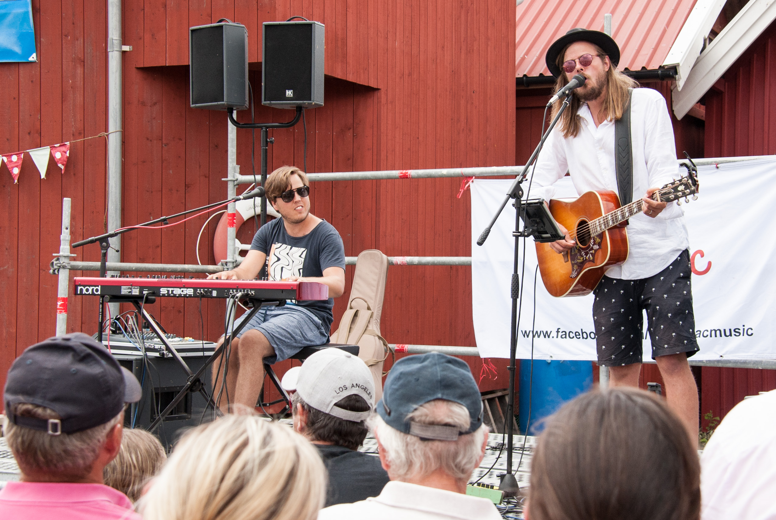 Duon Pommac uppträder i Grundsund på Kanalfesten 2018.