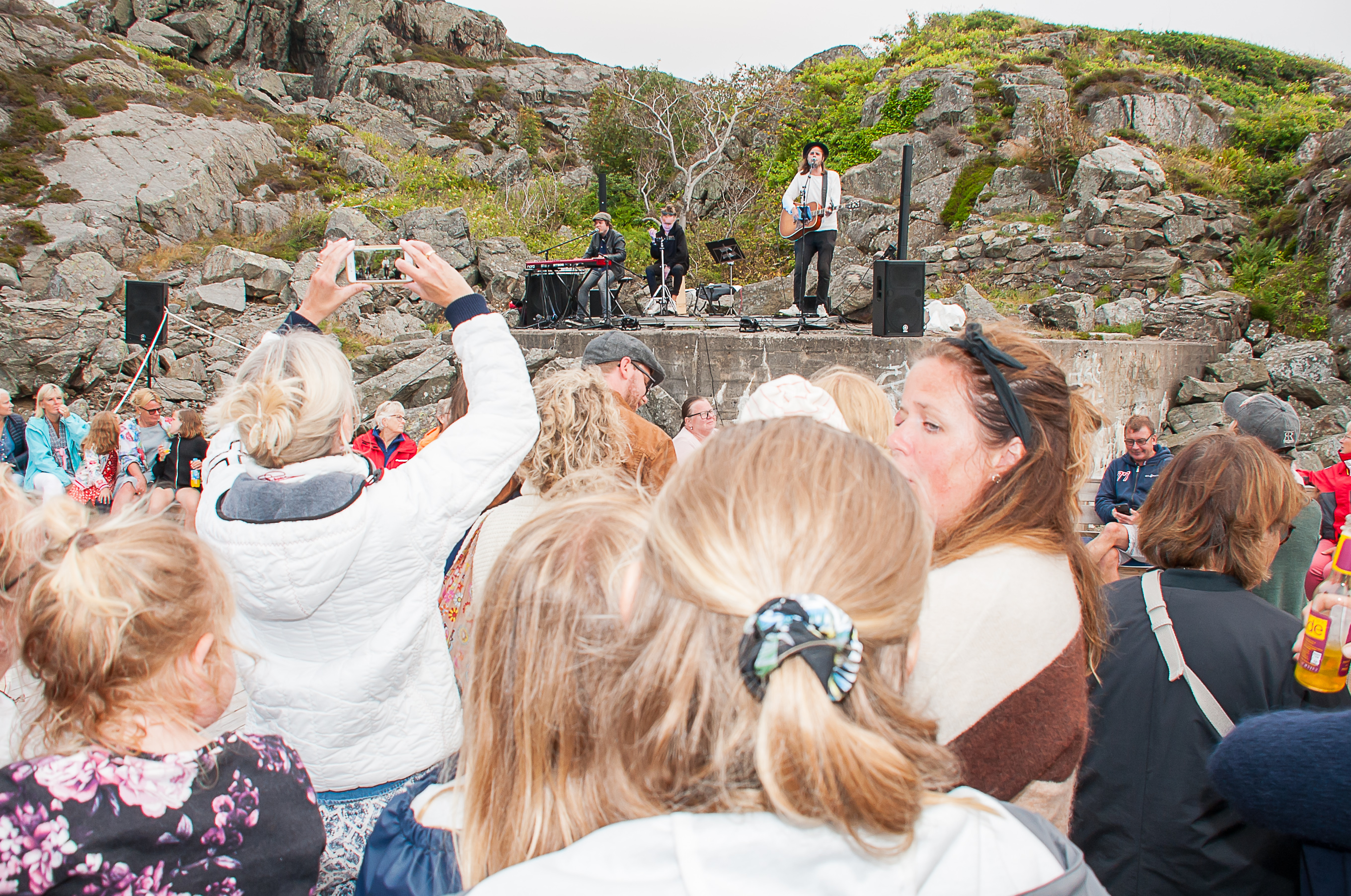 Kanalfesten i Grundsund 2019. Populära coverbandet Pommac uppträde fredag kväll i Skäddhålan för drygt 330 personer