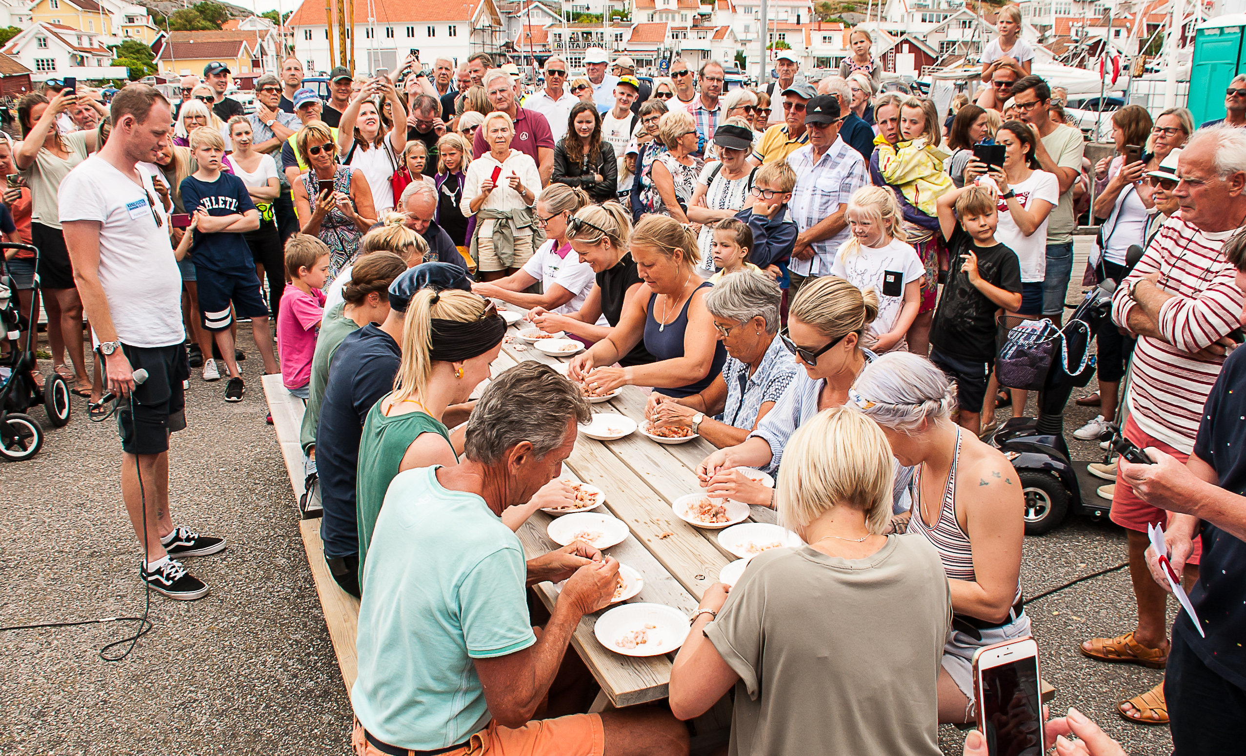 Kanalfesten i Grundsund 2019. Räkskalartävling med Rasmus Olsson, bördig från fiskelaget Atlantic familjen, som tävlingsledare och domare.