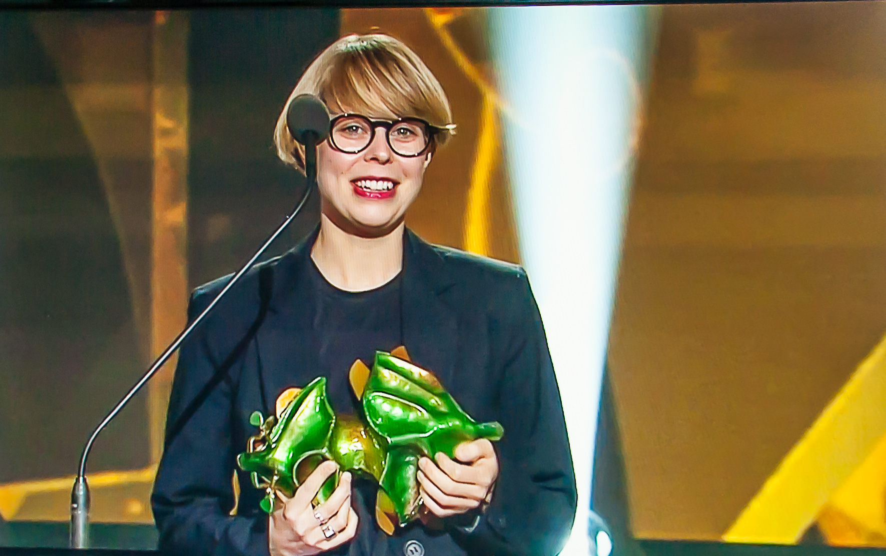 Anna Eborn mottar en Guldbagge för Bästa Dookumentärfilm.