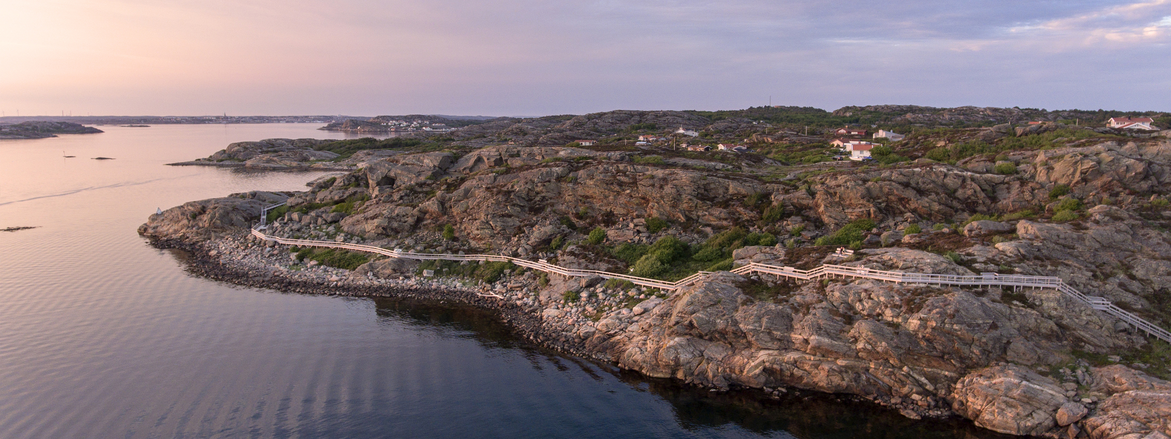 Strandpromenaden i Grundsund byggd av GRG Svensson Byggnads AB.