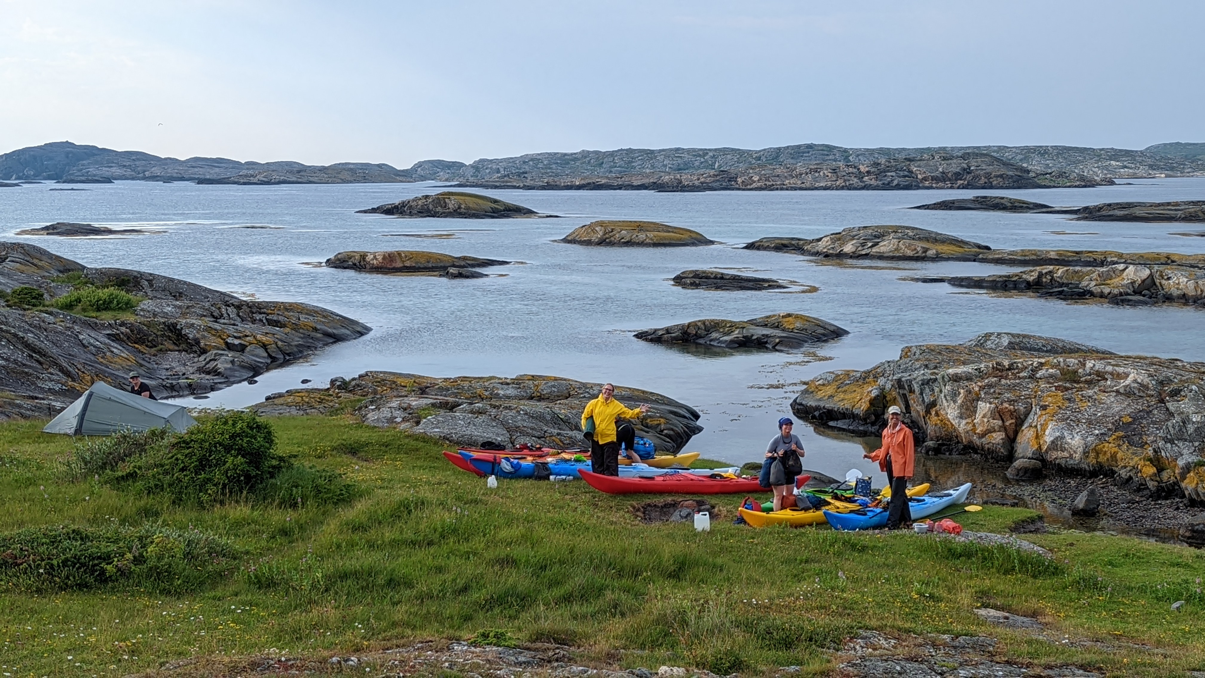 På färd utanför Orust, vi har hittat en lägerplats på Vallerö