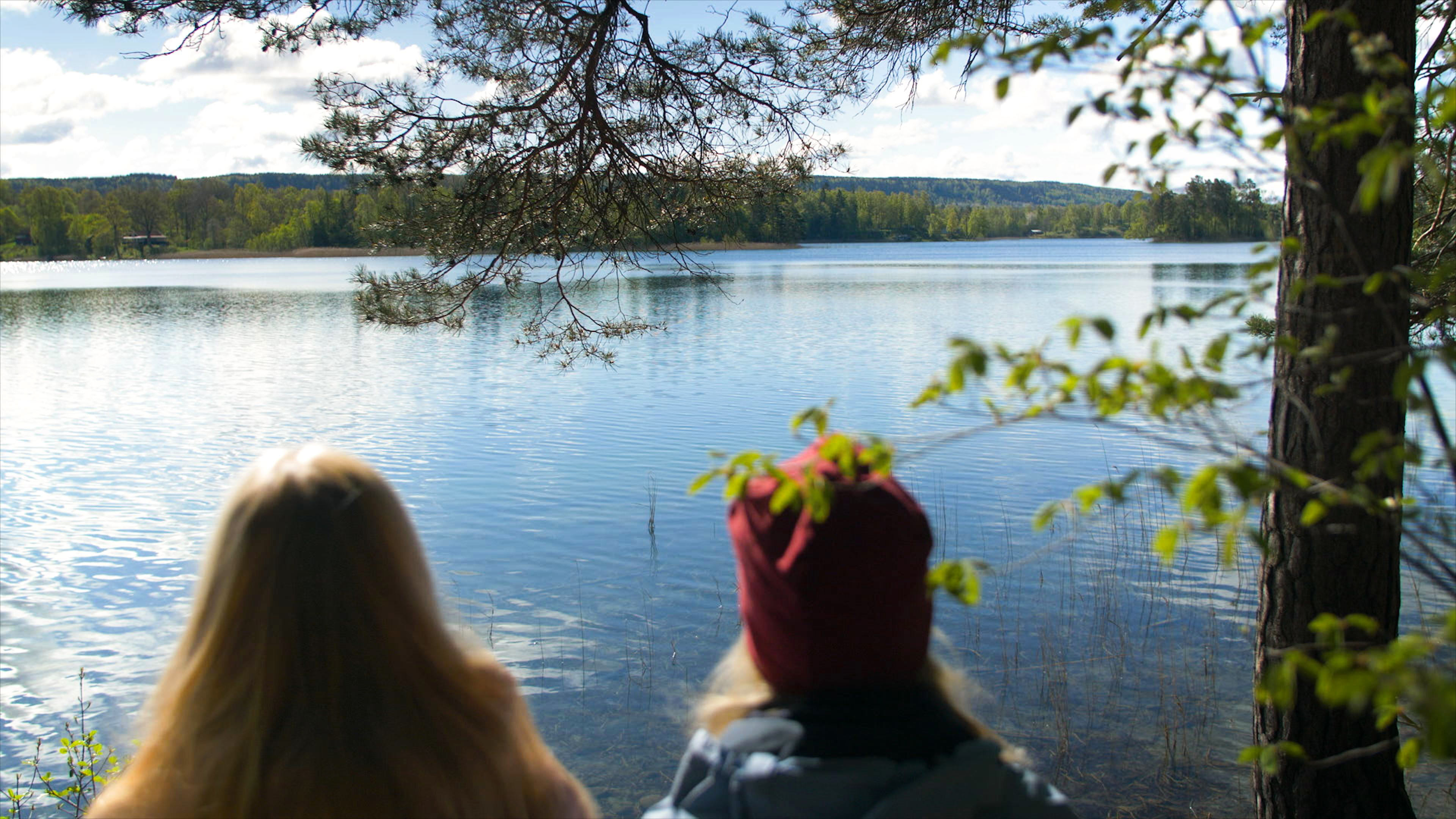 Two persons have a great view at Lake Flämsjön