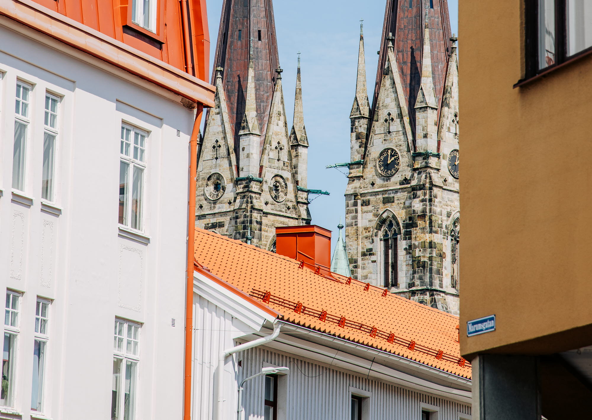 Byggnader och hustak med kyrktorn i bakgrunden