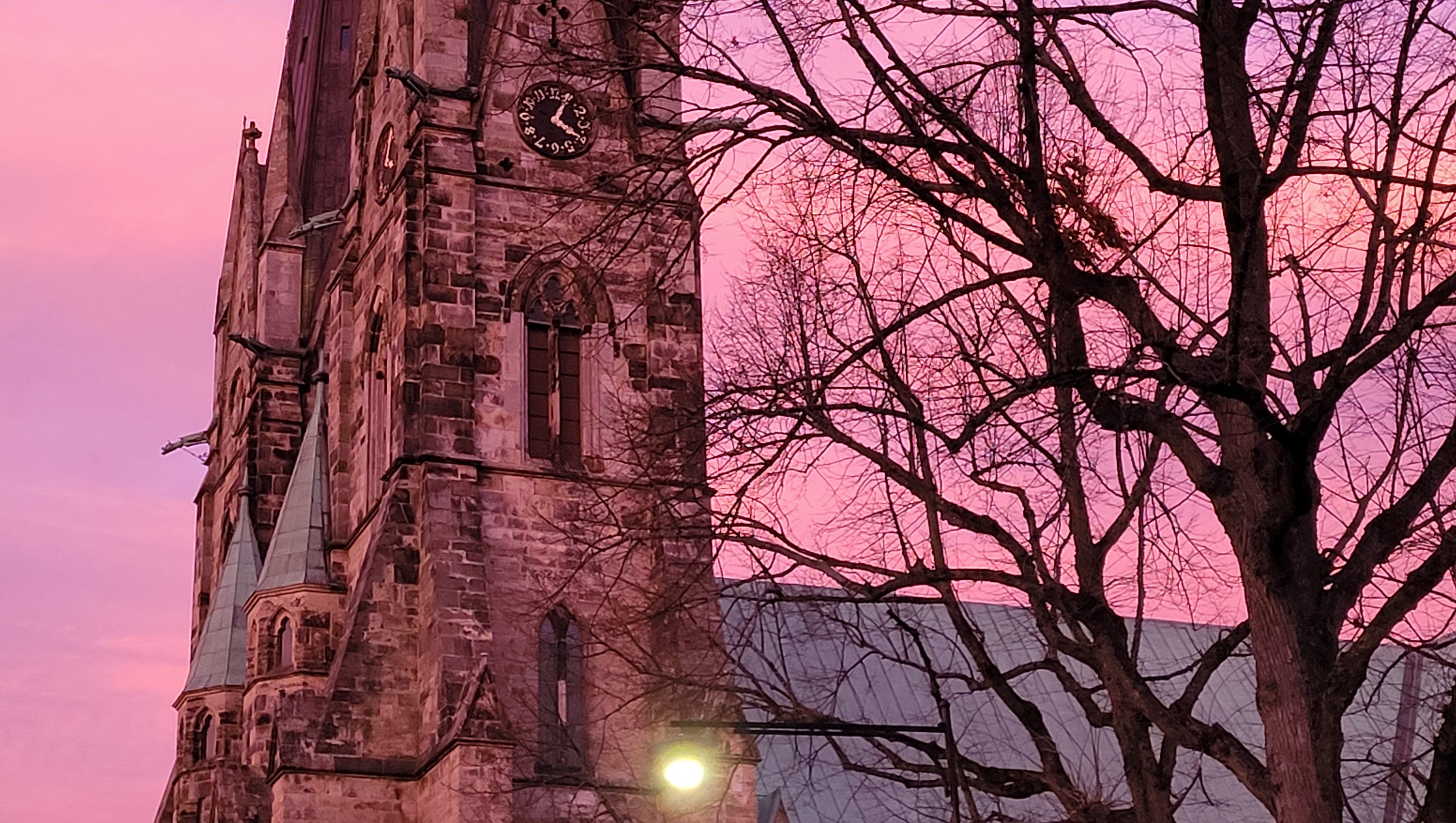 Skara domkyrka i rosa solnedgång.