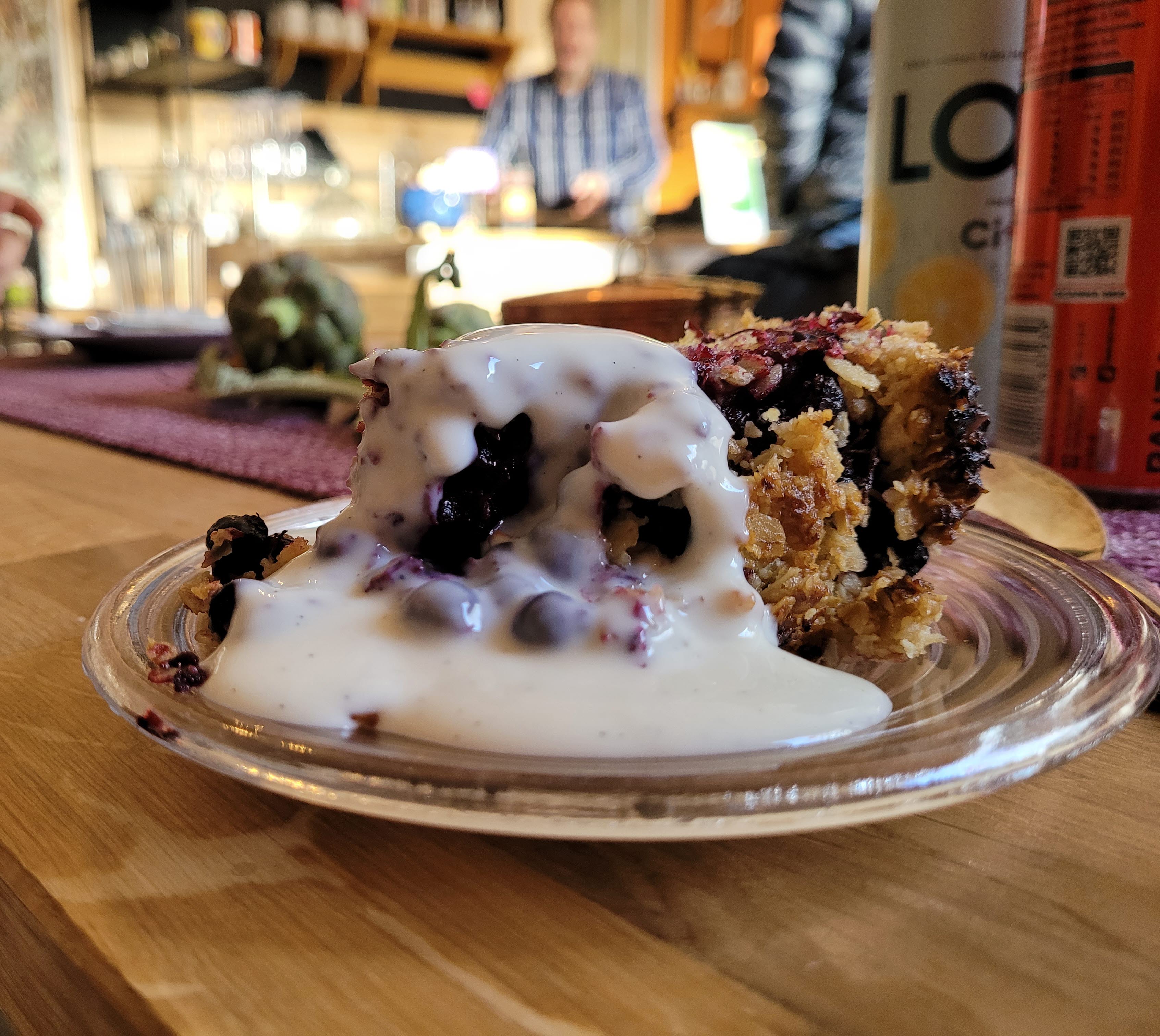 Smulpaj med vaniljsås på ett fat, i bakgrunden interiör på Café Plaza