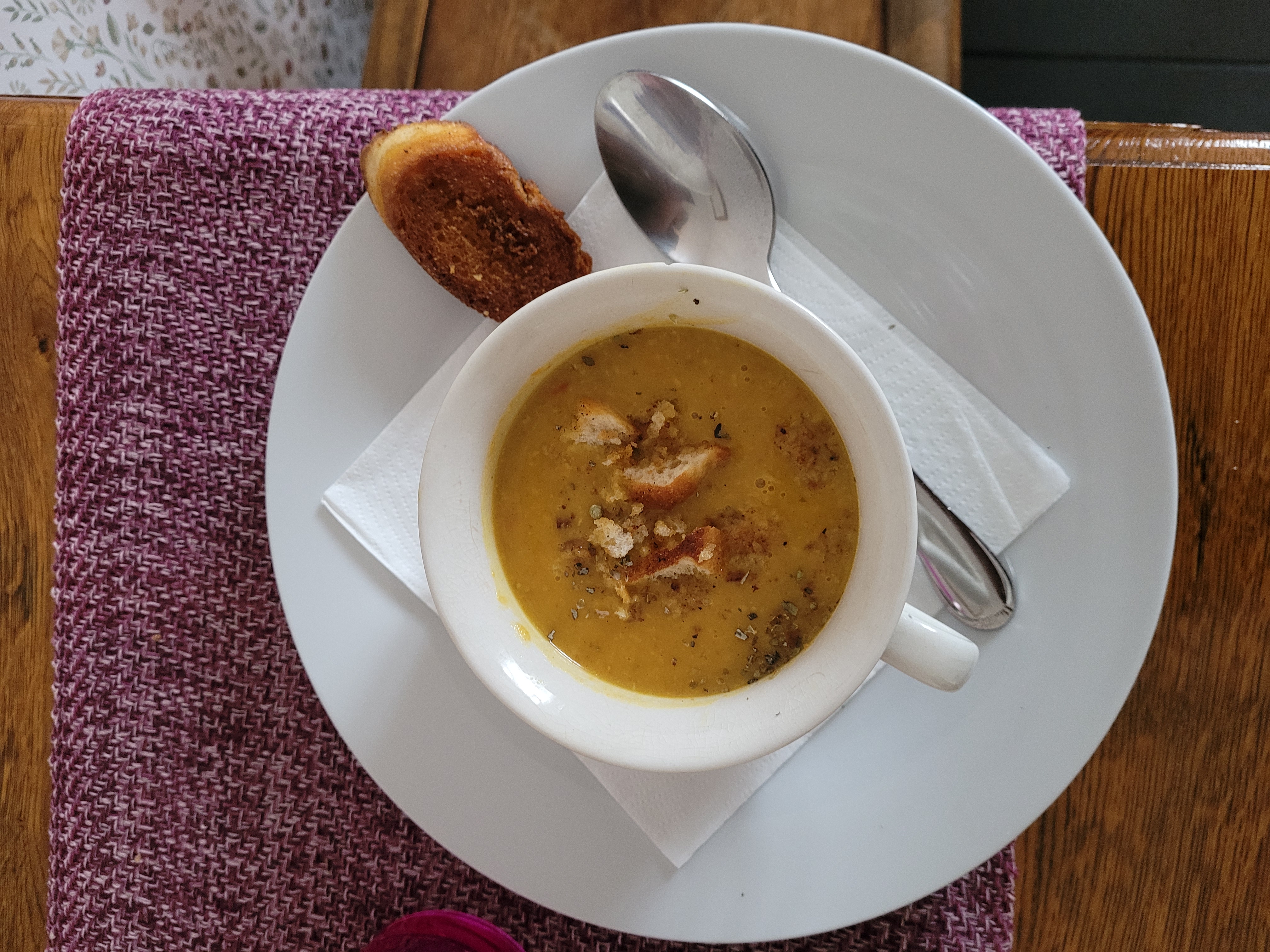 Soppa i en tallrik med bröd intill, på Café Plaza