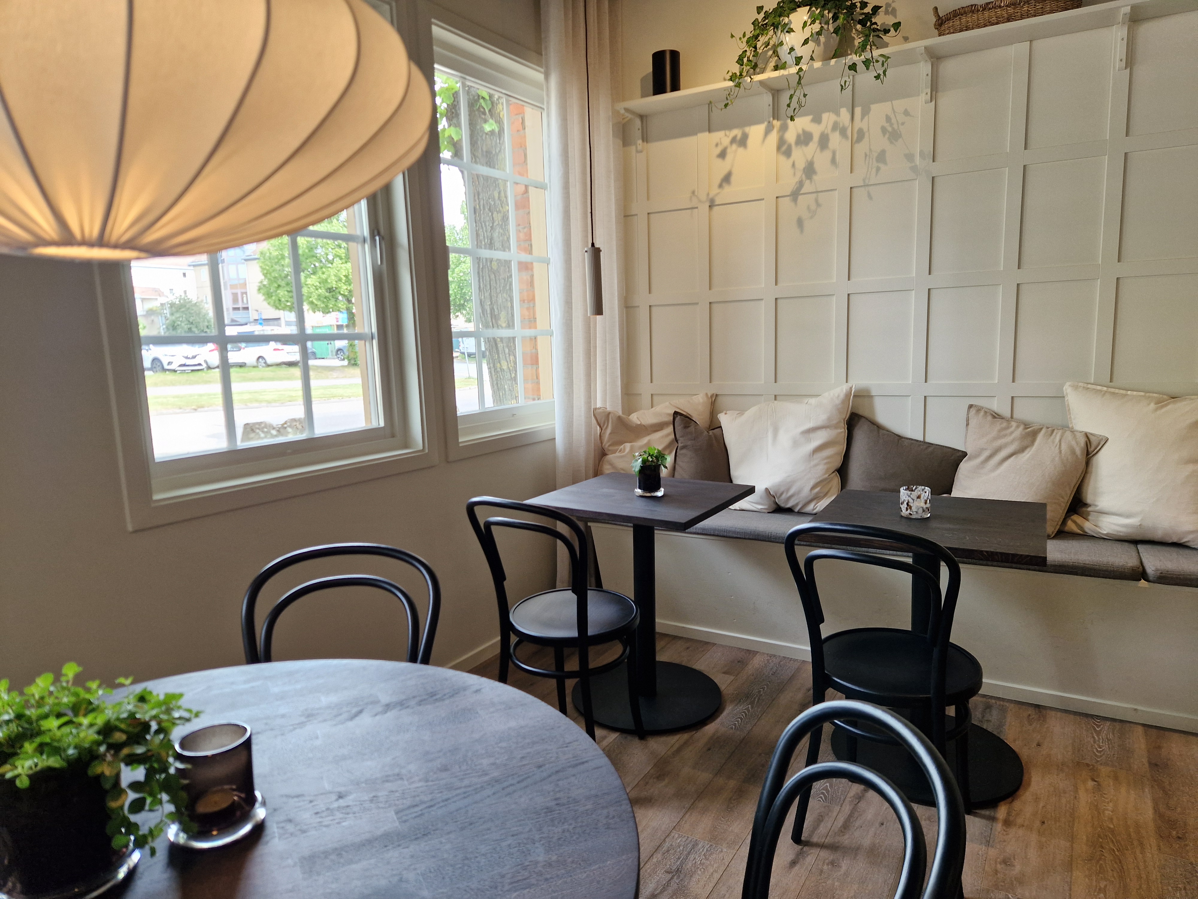 En ljust inredd restauranglokal.