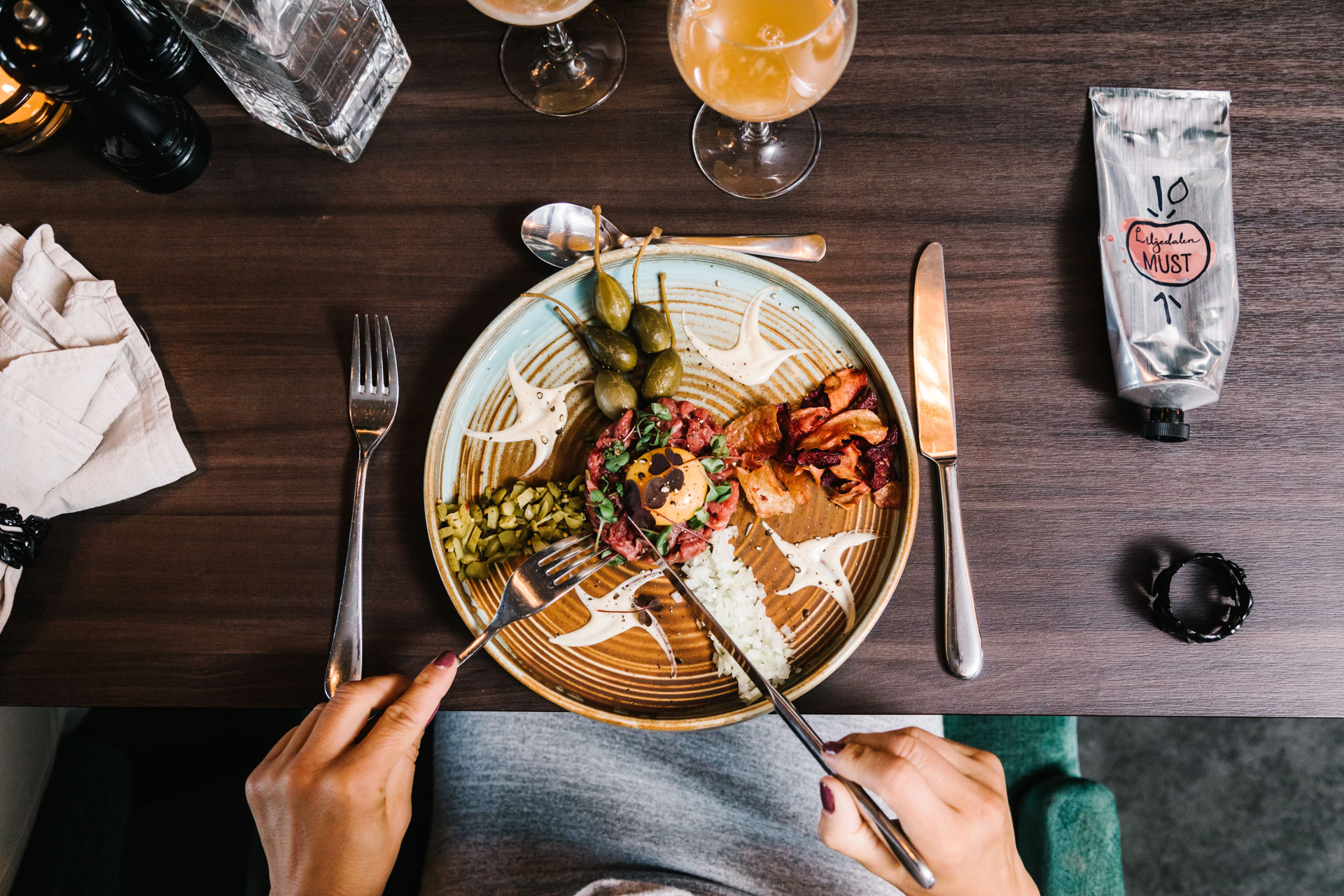 Någon äter från en tallrik med mat på