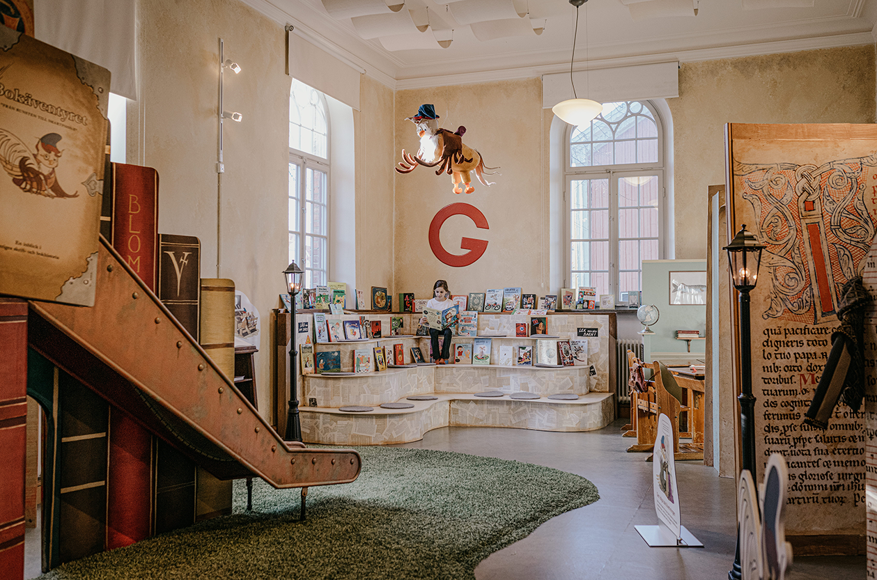 bild inne på bokäventyret en flicka som läser bok