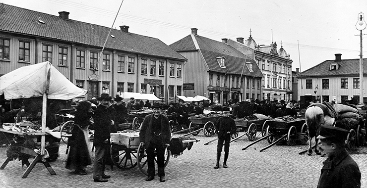 Gammalt foto på Stortorget Skara som visar hur bränder har förändrat stadsbilden