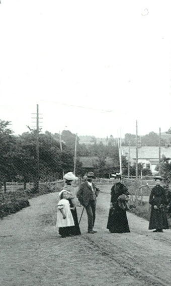 Äldre foto av Varnhem med invånare